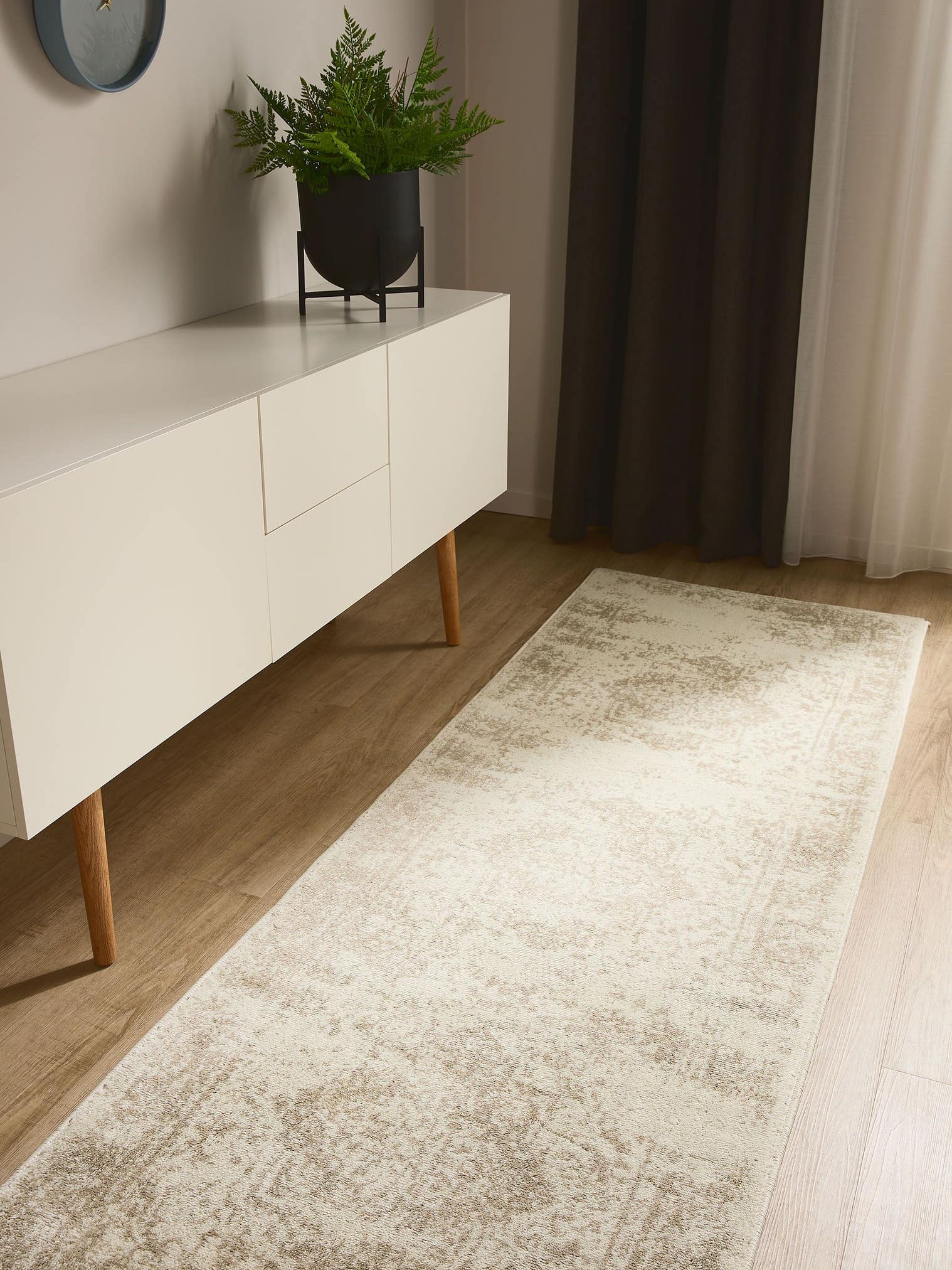 Teppich aus 100% Polypropylen in Beige mit 6 bis 10 mm hohem Flor von benuta Basic
