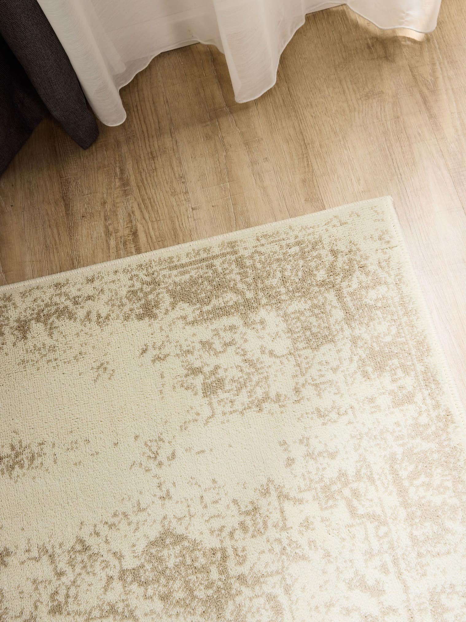 Teppich aus 100% Polypropylen in Beige mit 6 bis 10 mm hohem Flor von benuta Basic
