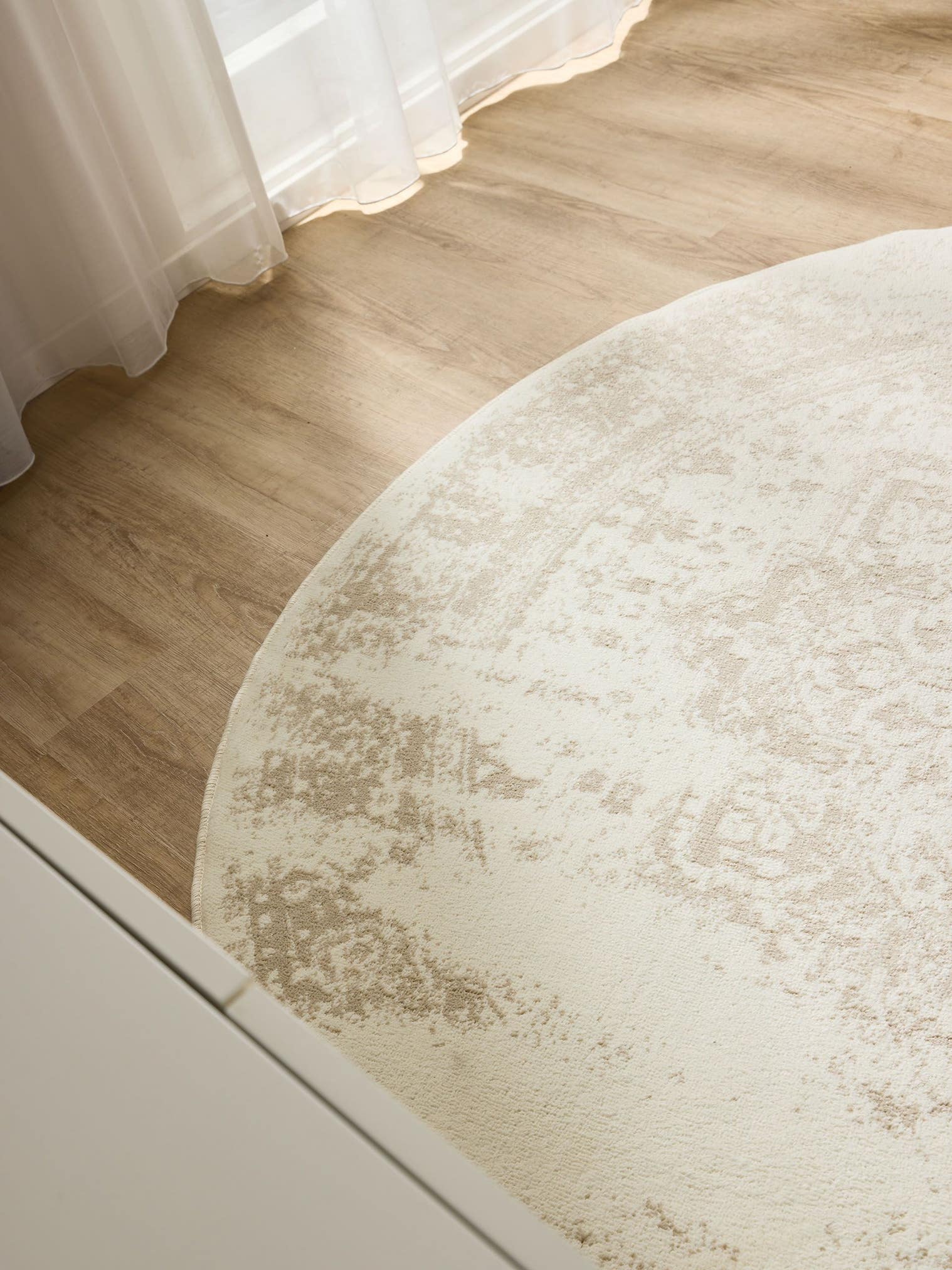 Teppich aus 100% Polypropylen in Beige mit 6 bis 10 mm hohem Flor von benuta Basic