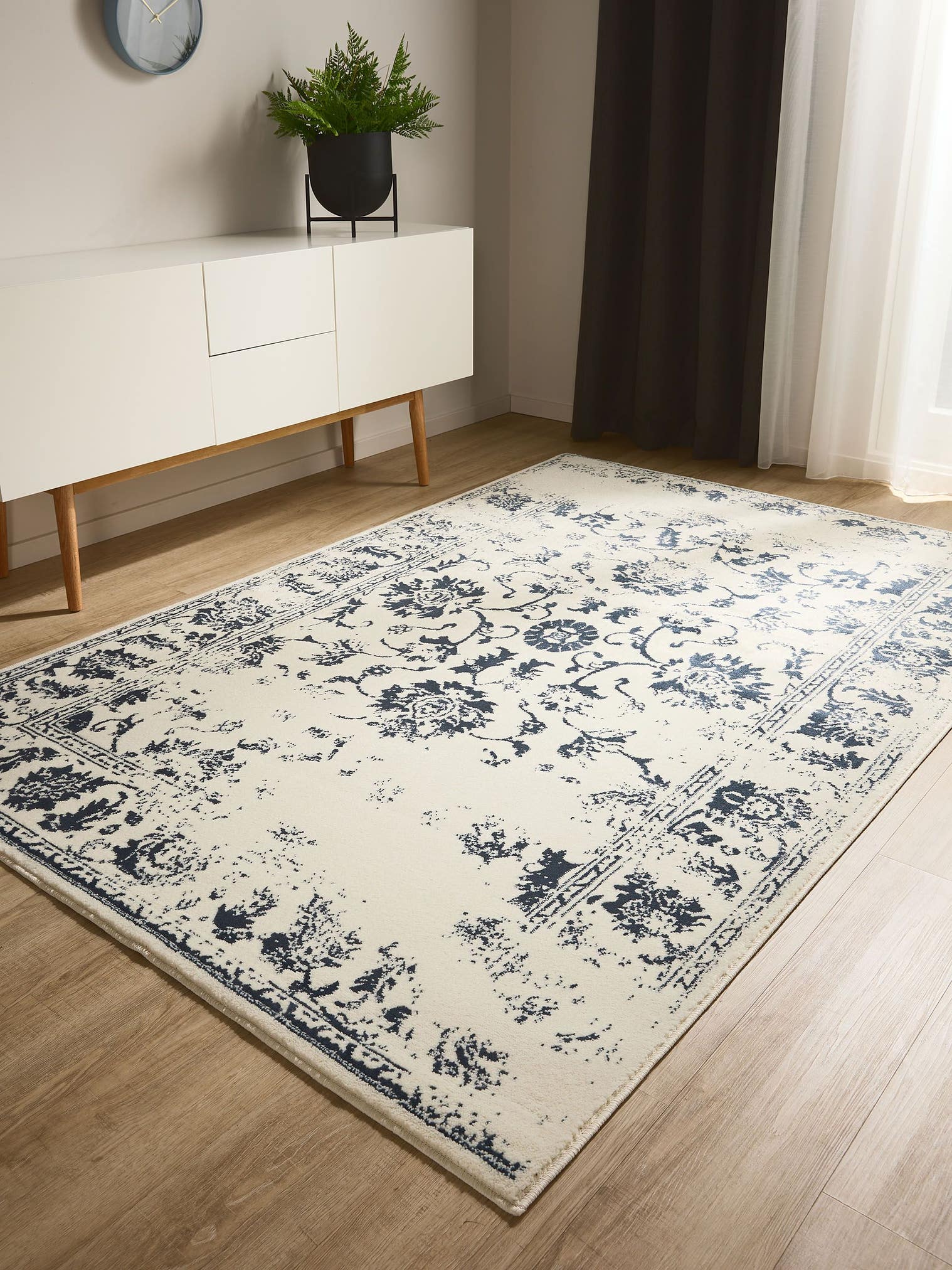 Teppich aus 100% Polypropylen in Beige mit 6 bis 10 mm hohem Flor von benuta Basic