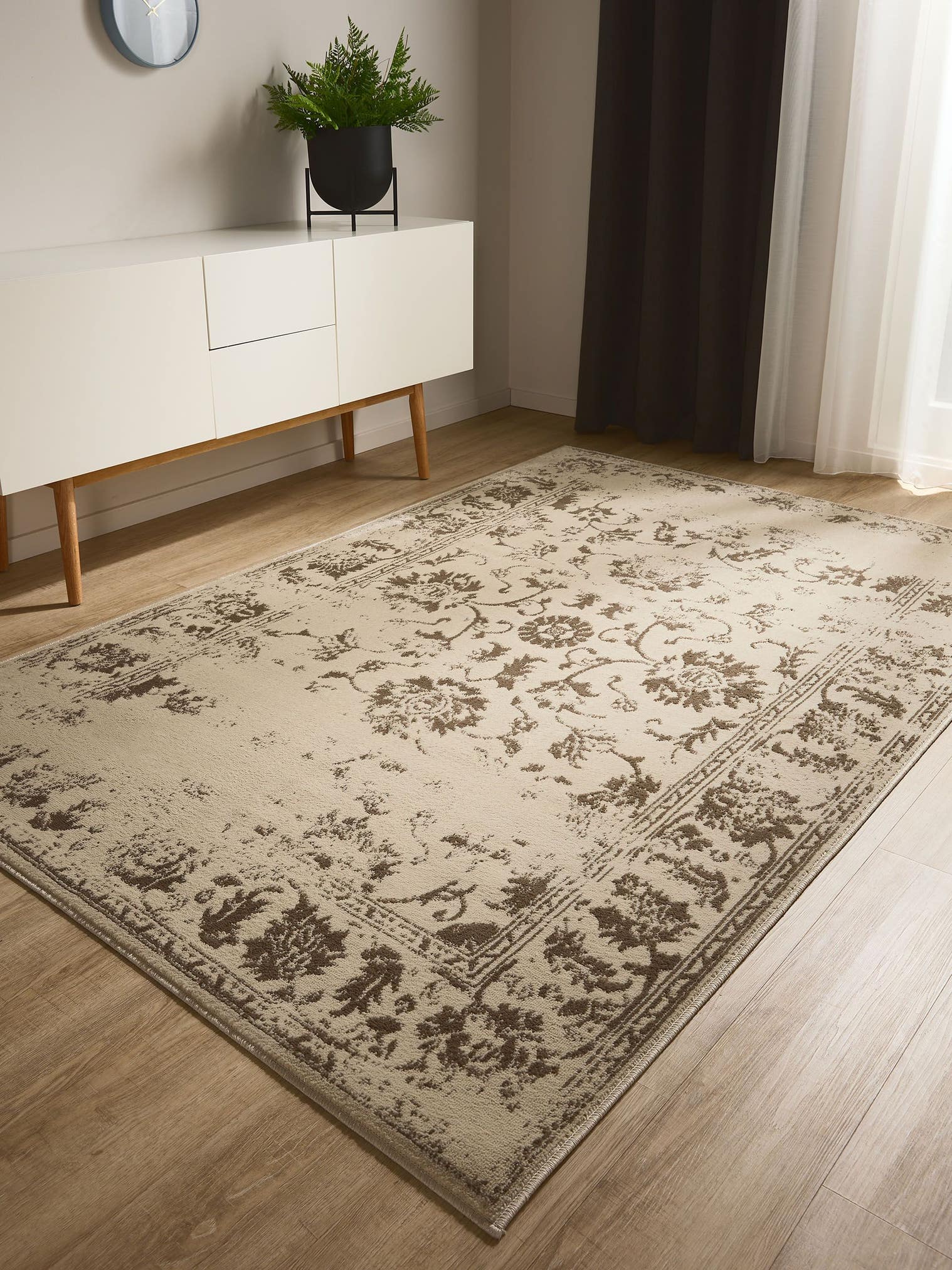Teppich aus 100% Polypropylen in Beige mit 6 bis 10 mm hohem Flor von benuta Basic
