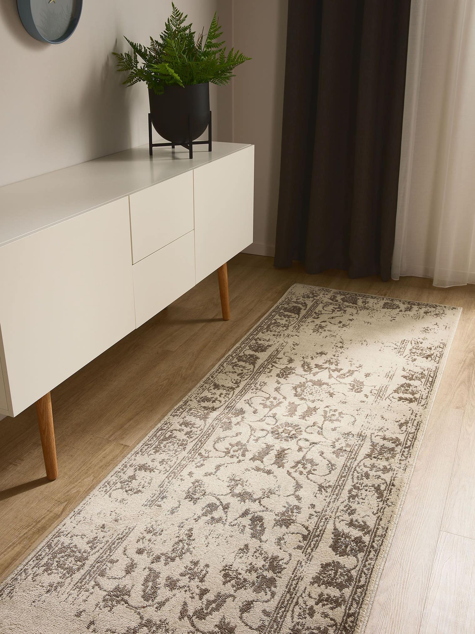 Teppich aus 100% Polypropylen in Beige mit 6 bis 10 mm hohem Flor von benuta Basic