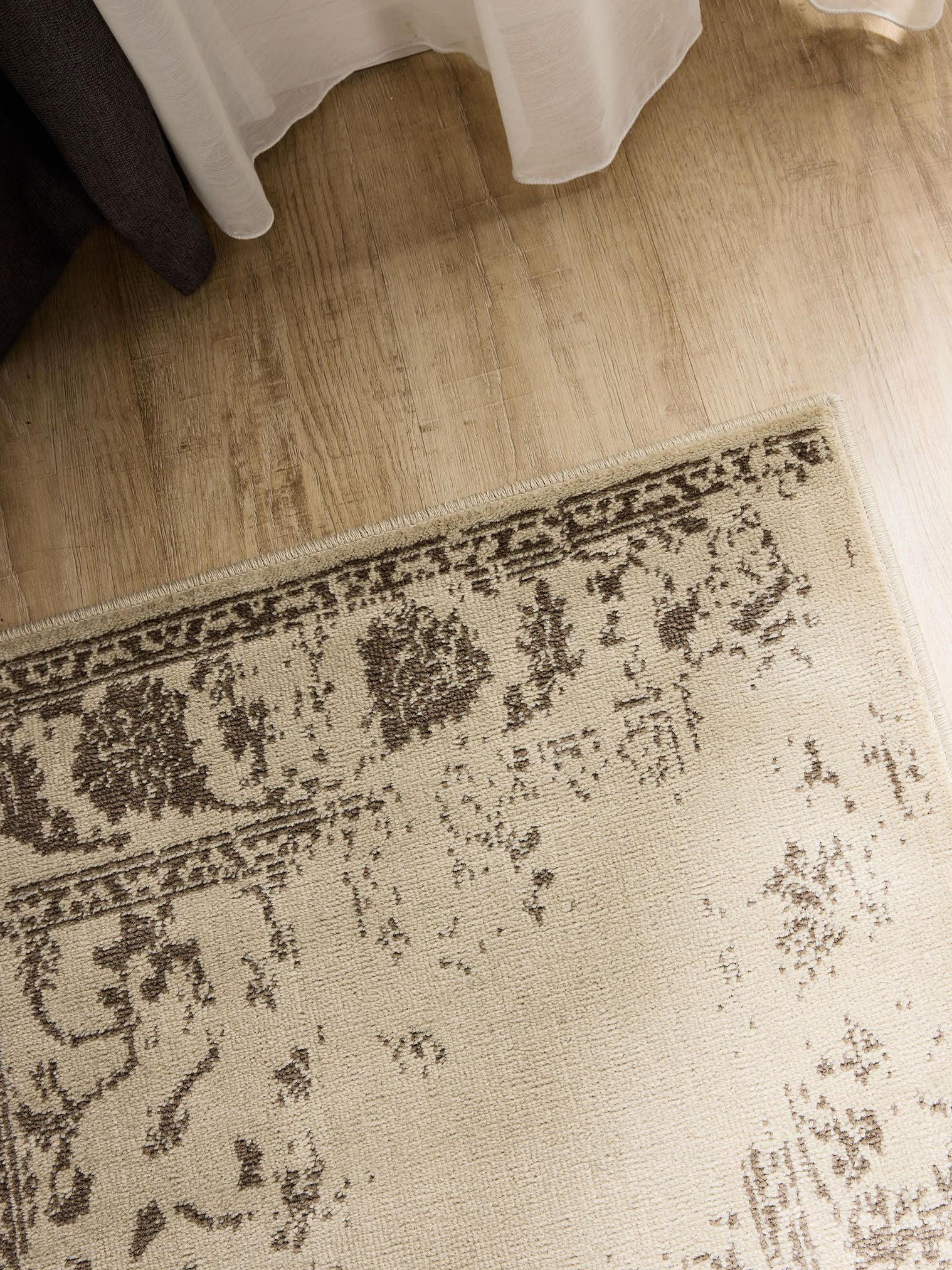 Teppich aus 100% Polypropylen in Beige mit 6 bis 10 mm hohem Flor von benuta Basic
