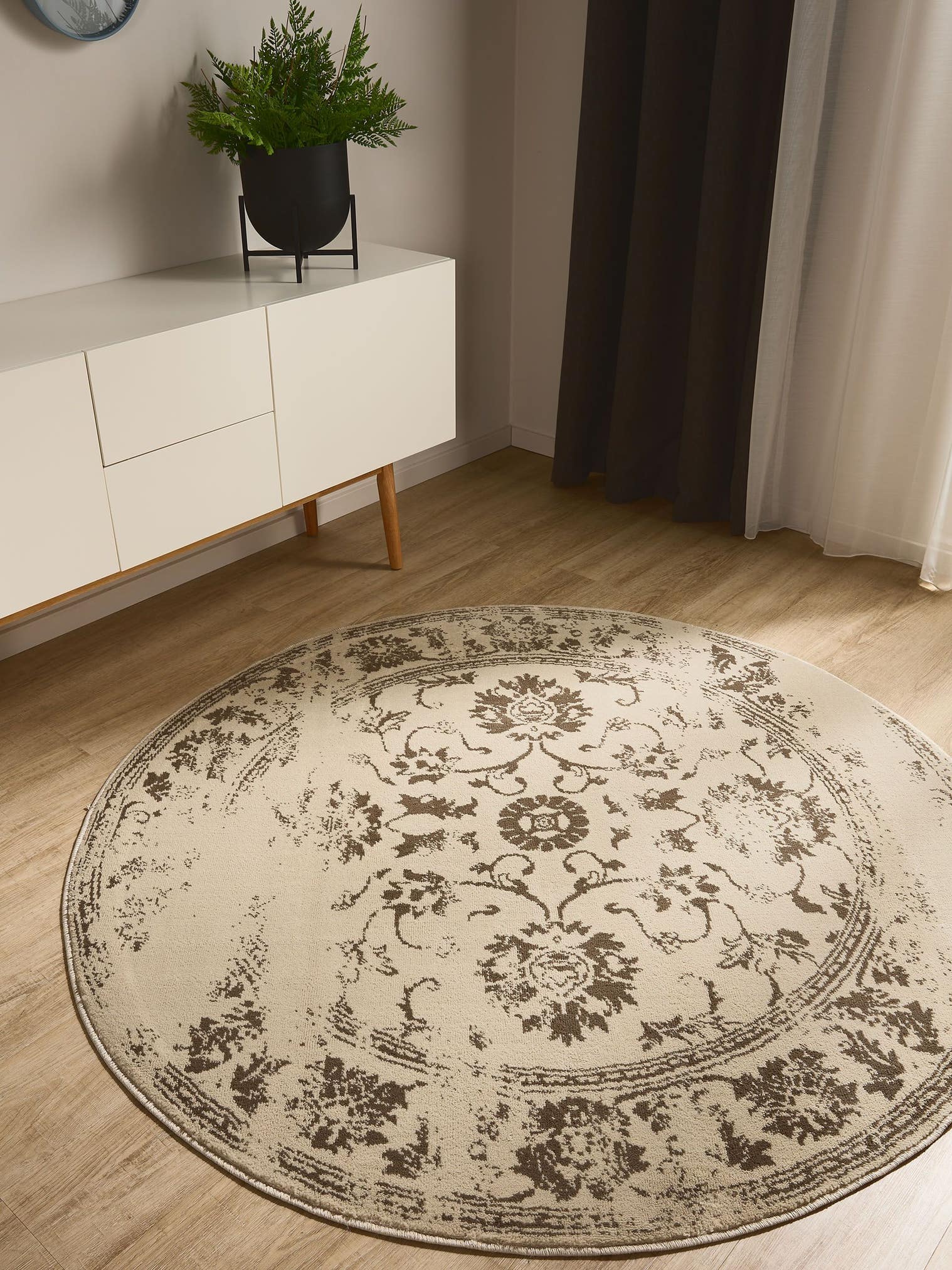 Teppich aus 100% Polypropylen in Beige mit 6 bis 10 mm hohem Flor von benuta Basic