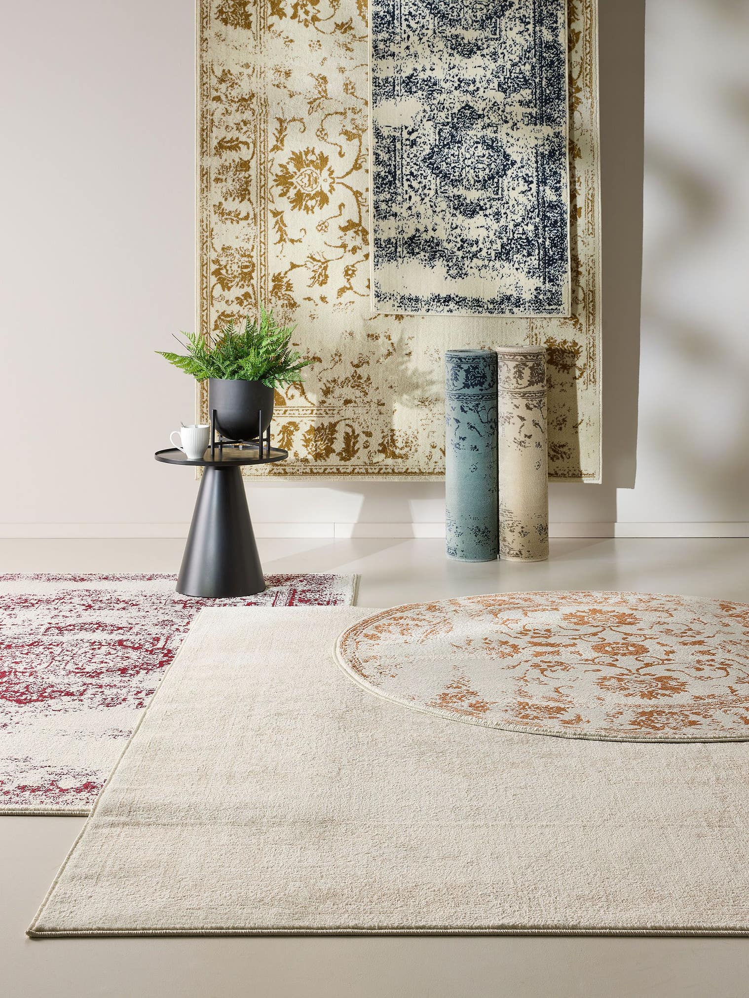 Teppich aus 100% Polypropylen in Beige mit 6 bis 10 mm hohem Flor von benuta Basic