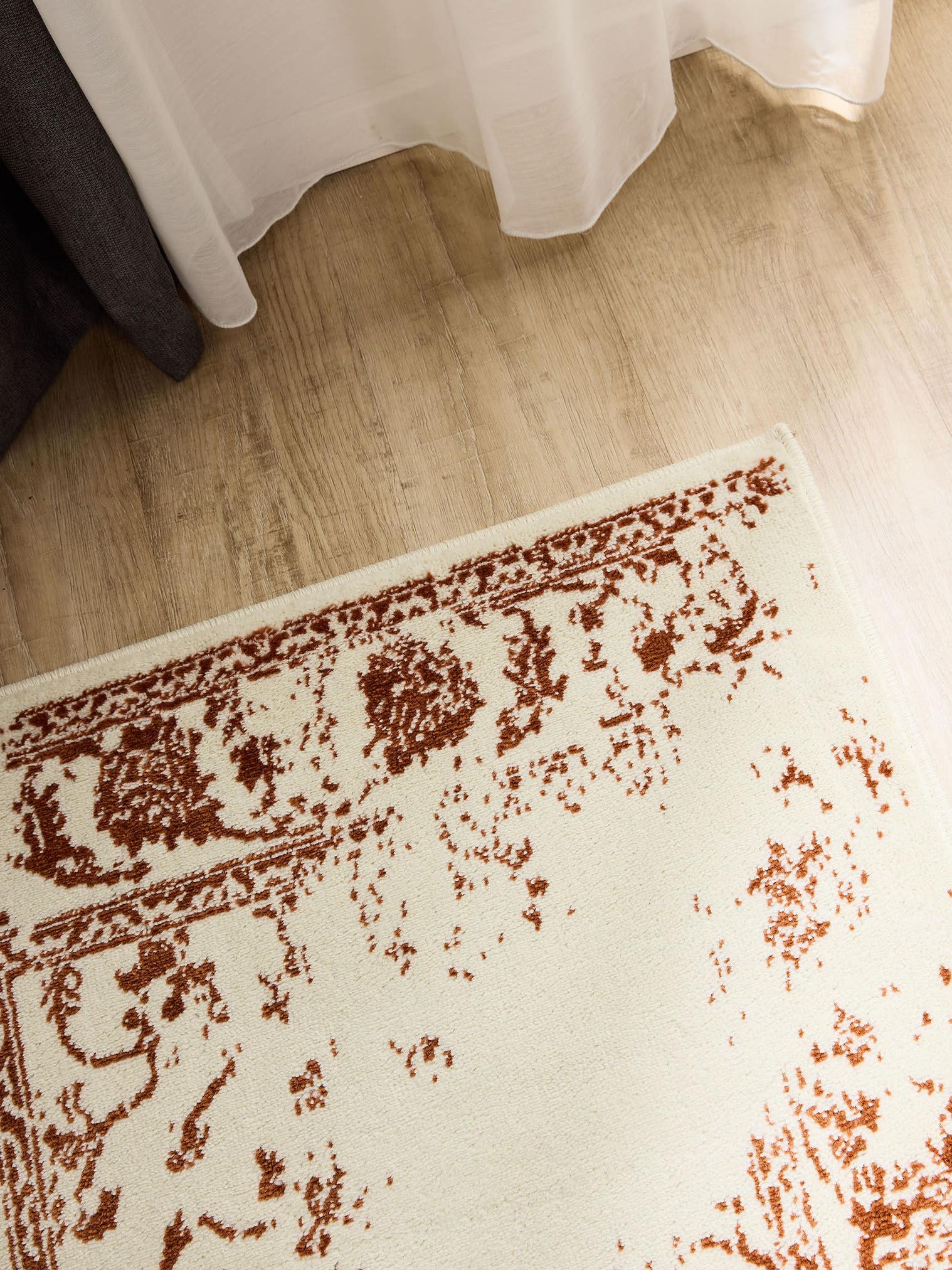 Teppich aus 100% Polypropylen in Beige mit 6 bis 10 mm hohem Flor von benuta Basic