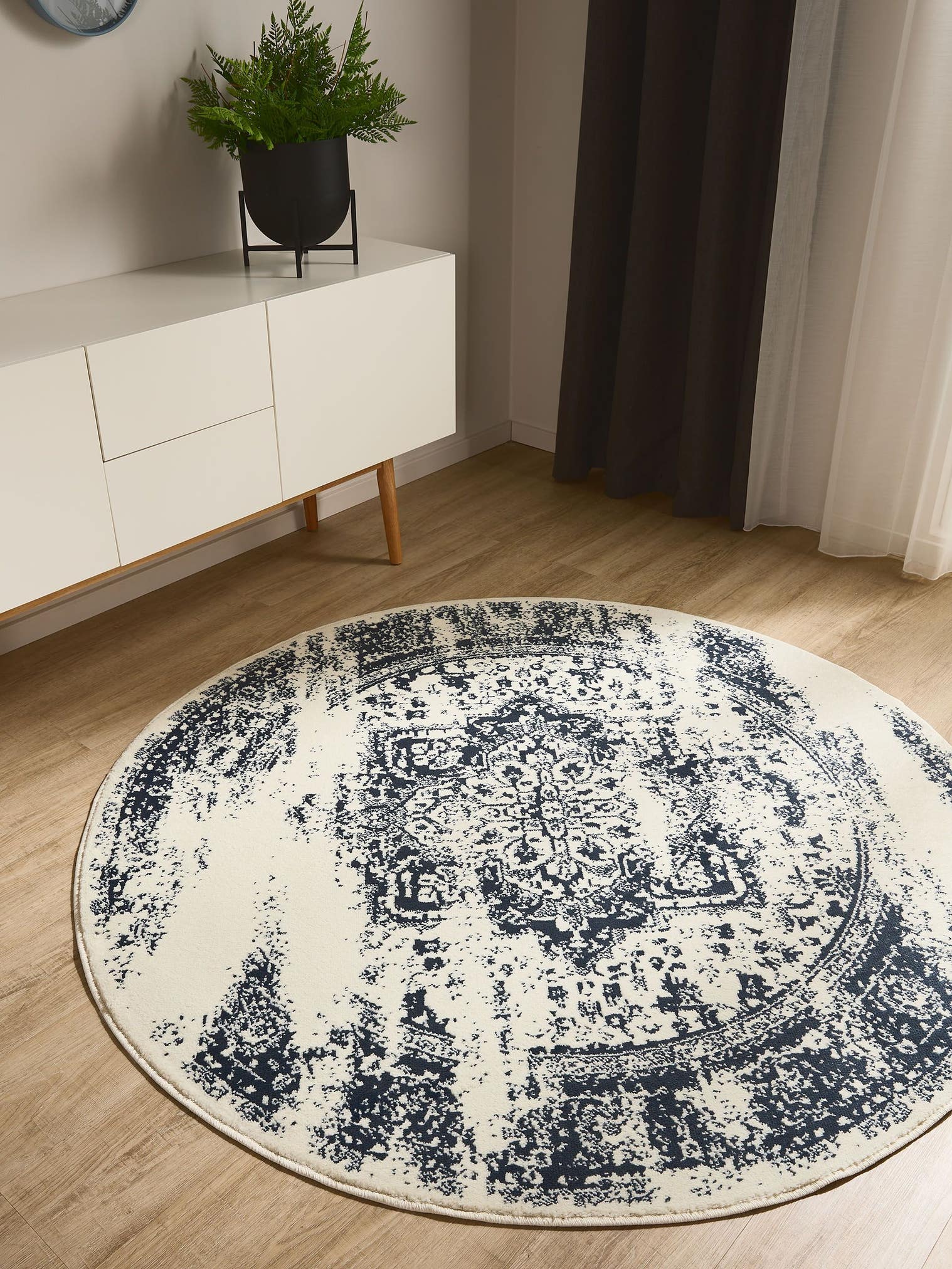 Teppich aus 100% Polypropylen in Beige mit 6 bis 10 mm hohem Flor von benuta Basic