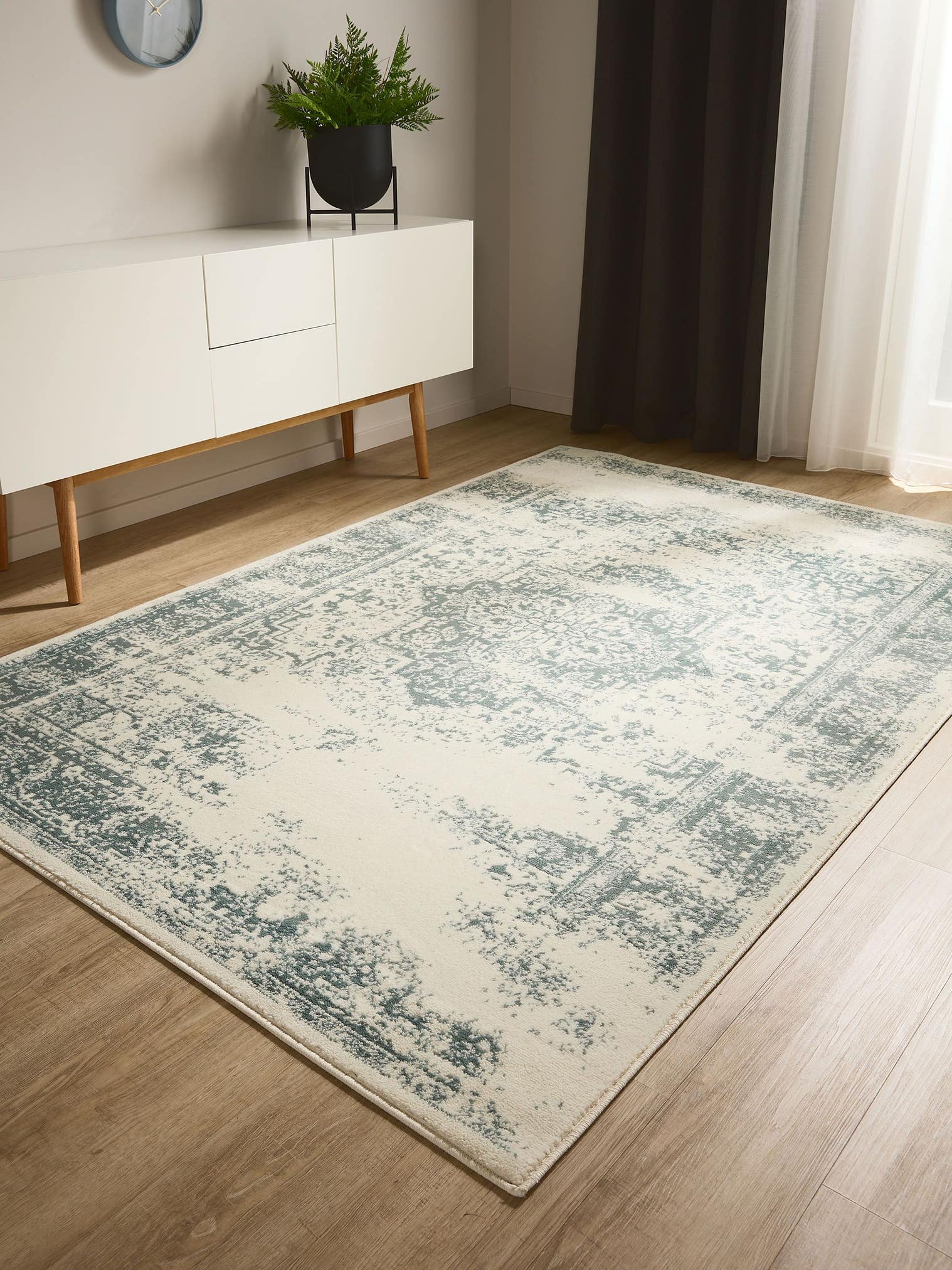 Teppich aus 100% Polypropylen in Beige mit 6 bis 10 mm hohem Flor von benuta Basic
