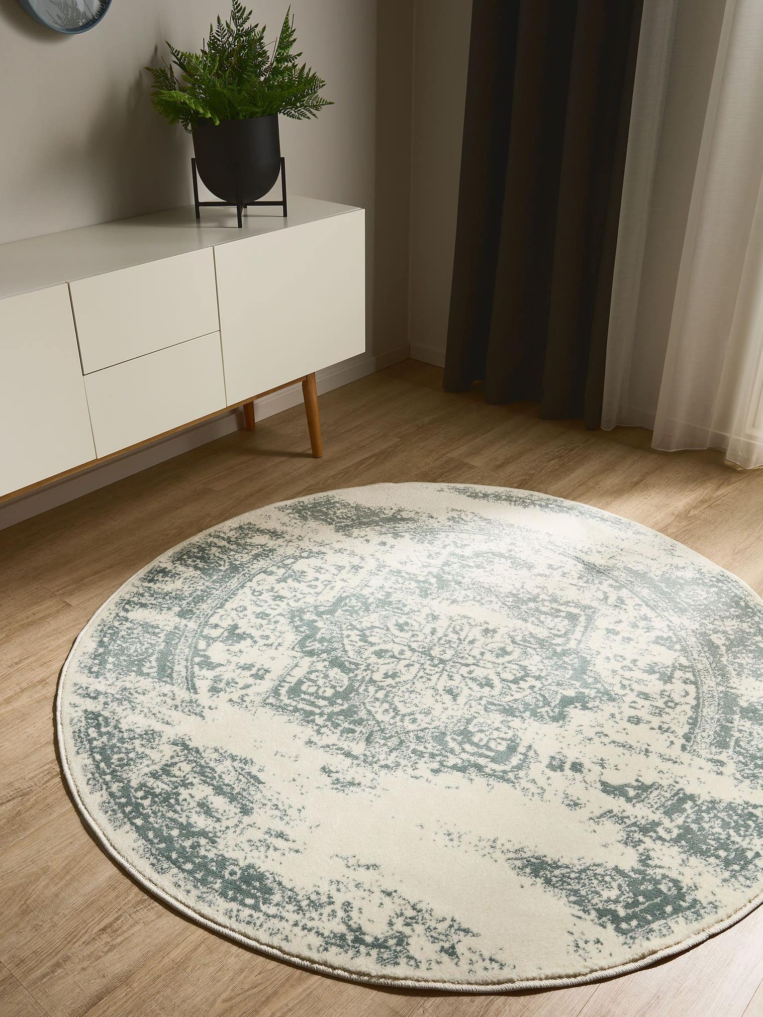 Teppich aus 100% Polypropylen in Beige mit 6 bis 10 mm hohem Flor von benuta Basic