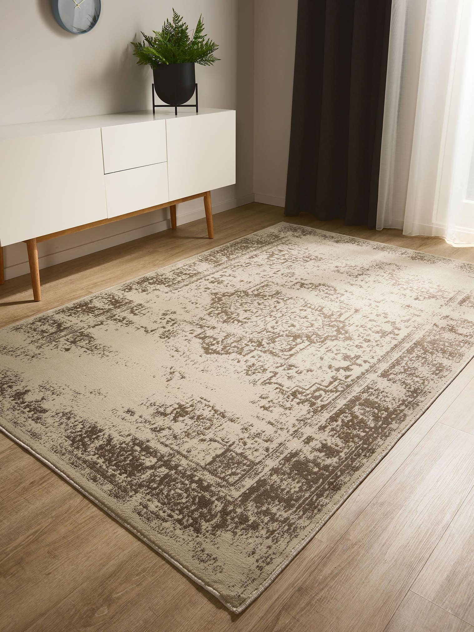 Teppich aus 100% Polypropylen in Beige mit 6 bis 10 mm hohem Flor von benuta Basic
