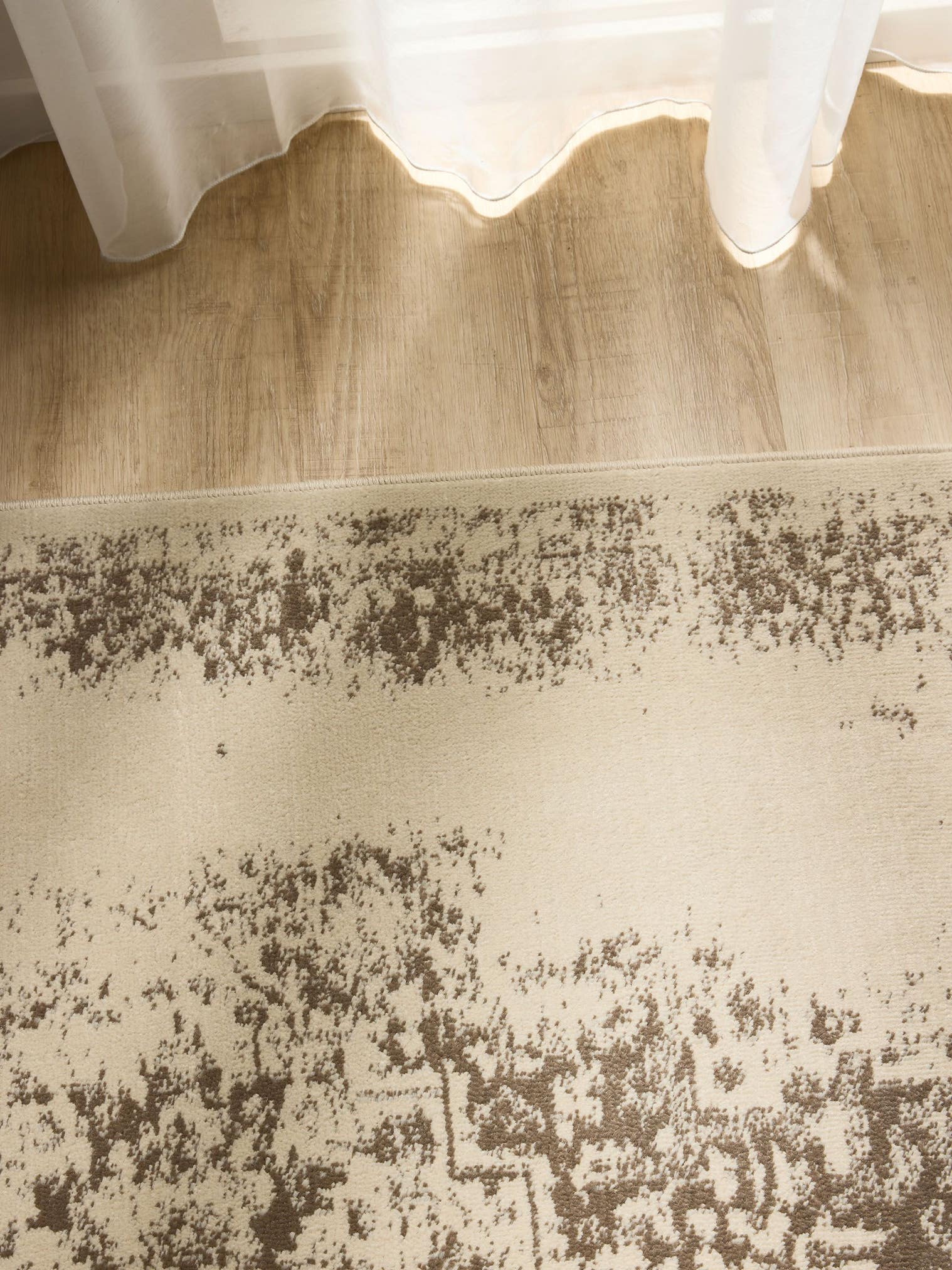 Teppich aus 100% Polypropylen in Beige mit 6 bis 10 mm hohem Flor von benuta Basic