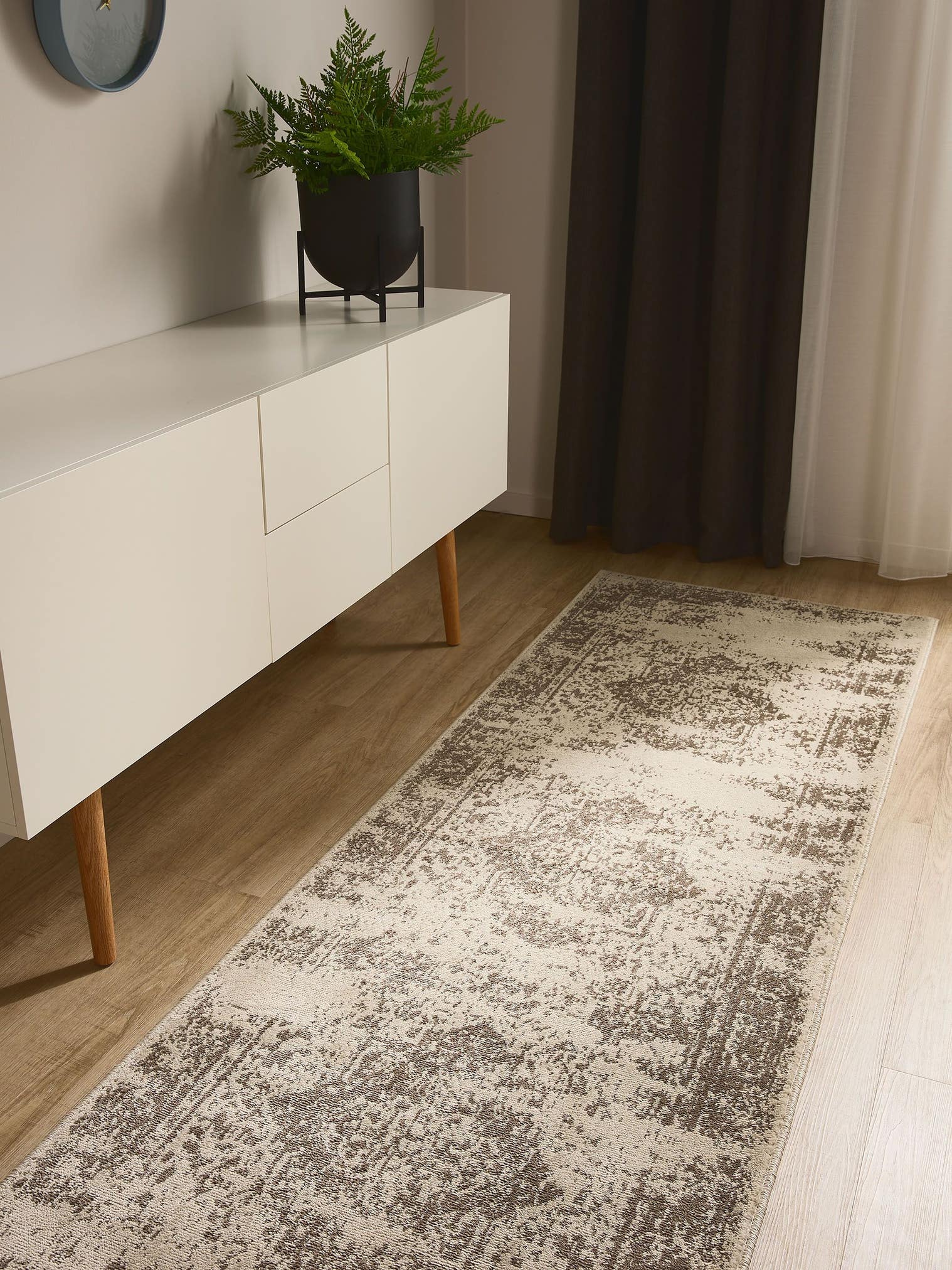 Teppich aus 100% Polypropylen in Beige mit 6 bis 10 mm hohem Flor von benuta Basic