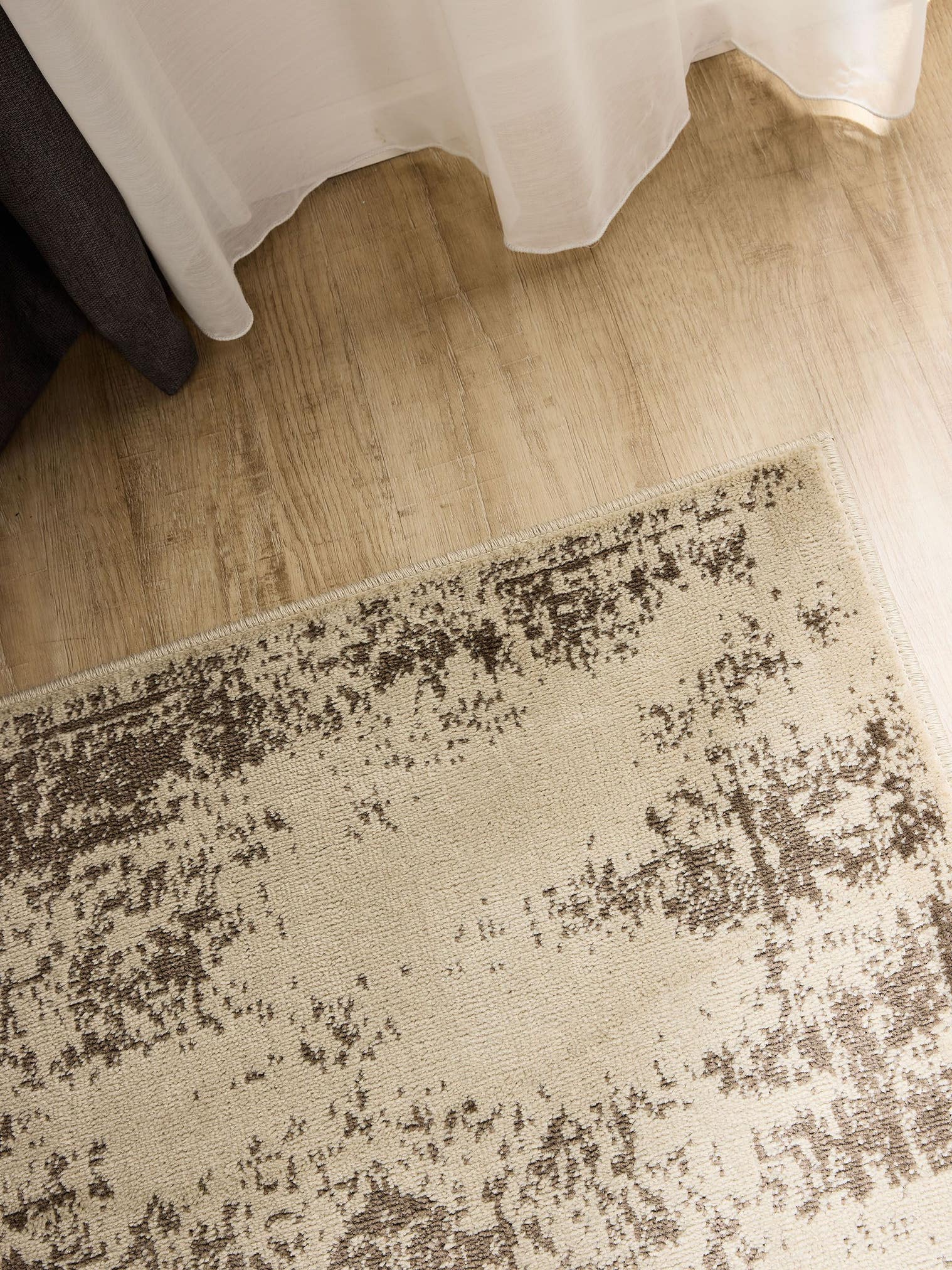 Teppich aus 100% Polypropylen in Beige mit 6 bis 10 mm hohem Flor von benuta Basic