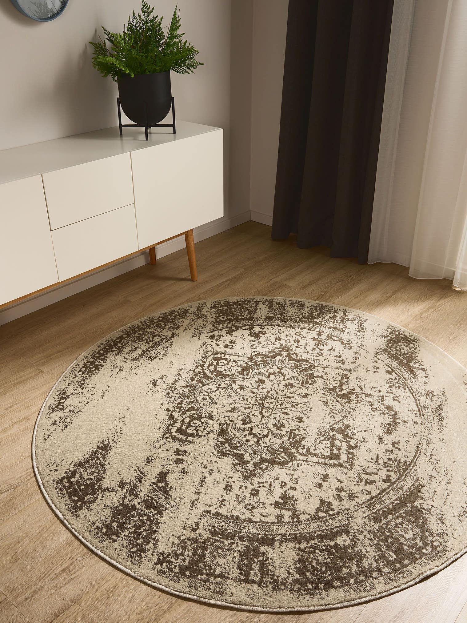 Teppich aus 100% Polypropylen in Beige mit 6 bis 10 mm hohem Flor von benuta Basic