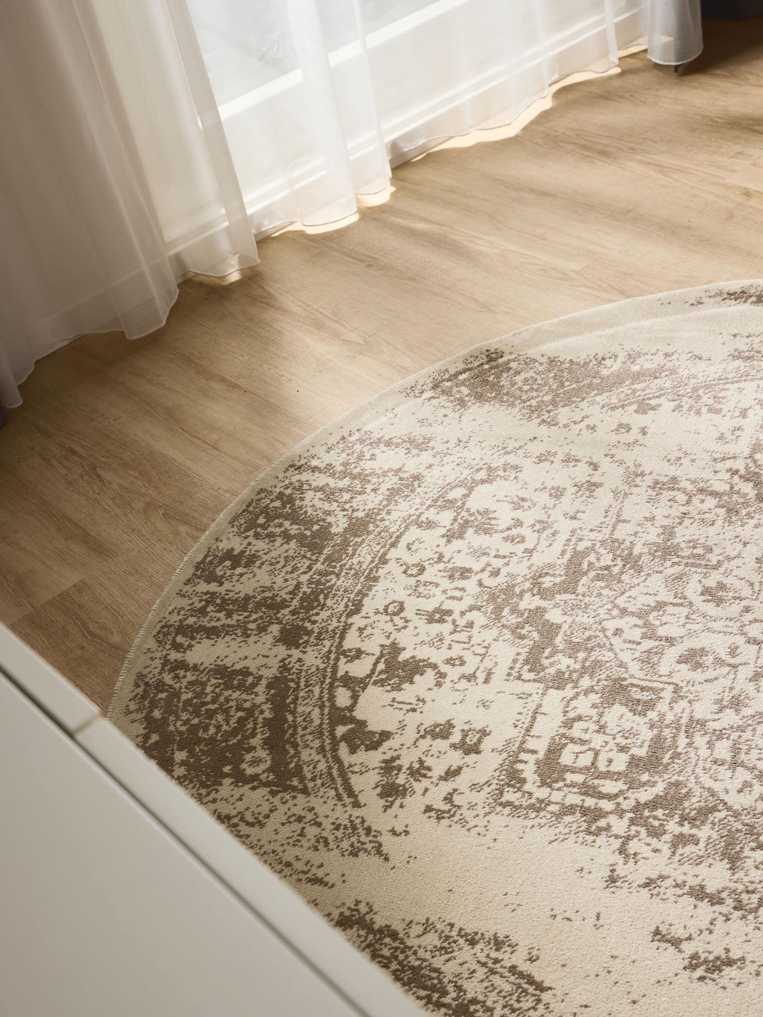 Teppich aus 100% Polypropylen in Beige mit 6 bis 10 mm hohem Flor von benuta Basic