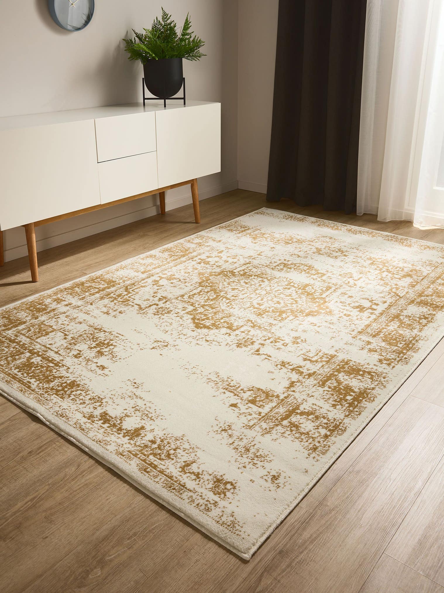 Teppich aus 100% Polypropylen in Beige mit 6 bis 10 mm hohem Flor von benuta Basic