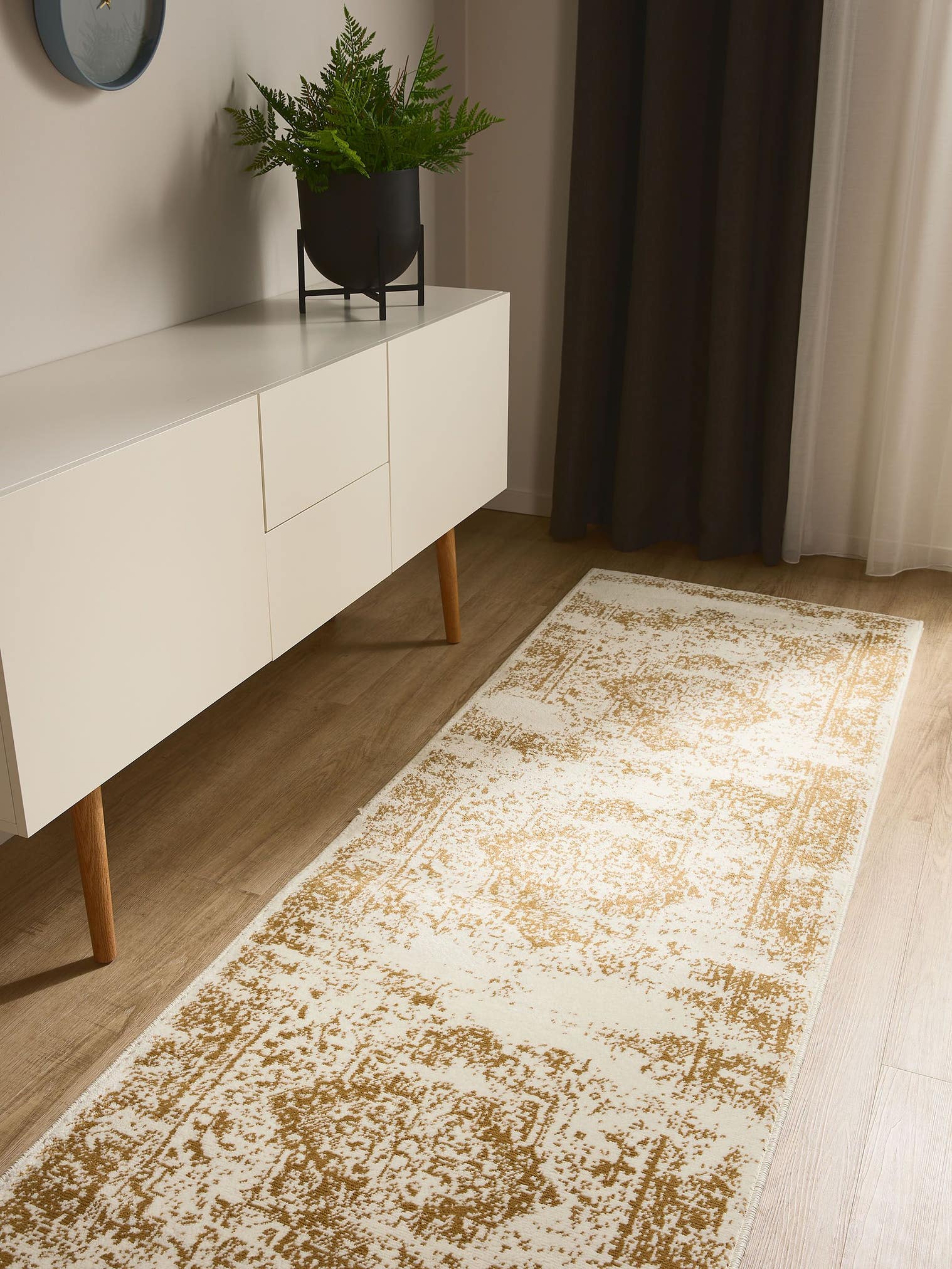 Teppich aus 100% Polypropylen in Beige mit 6 bis 10 mm hohem Flor von benuta Basic
