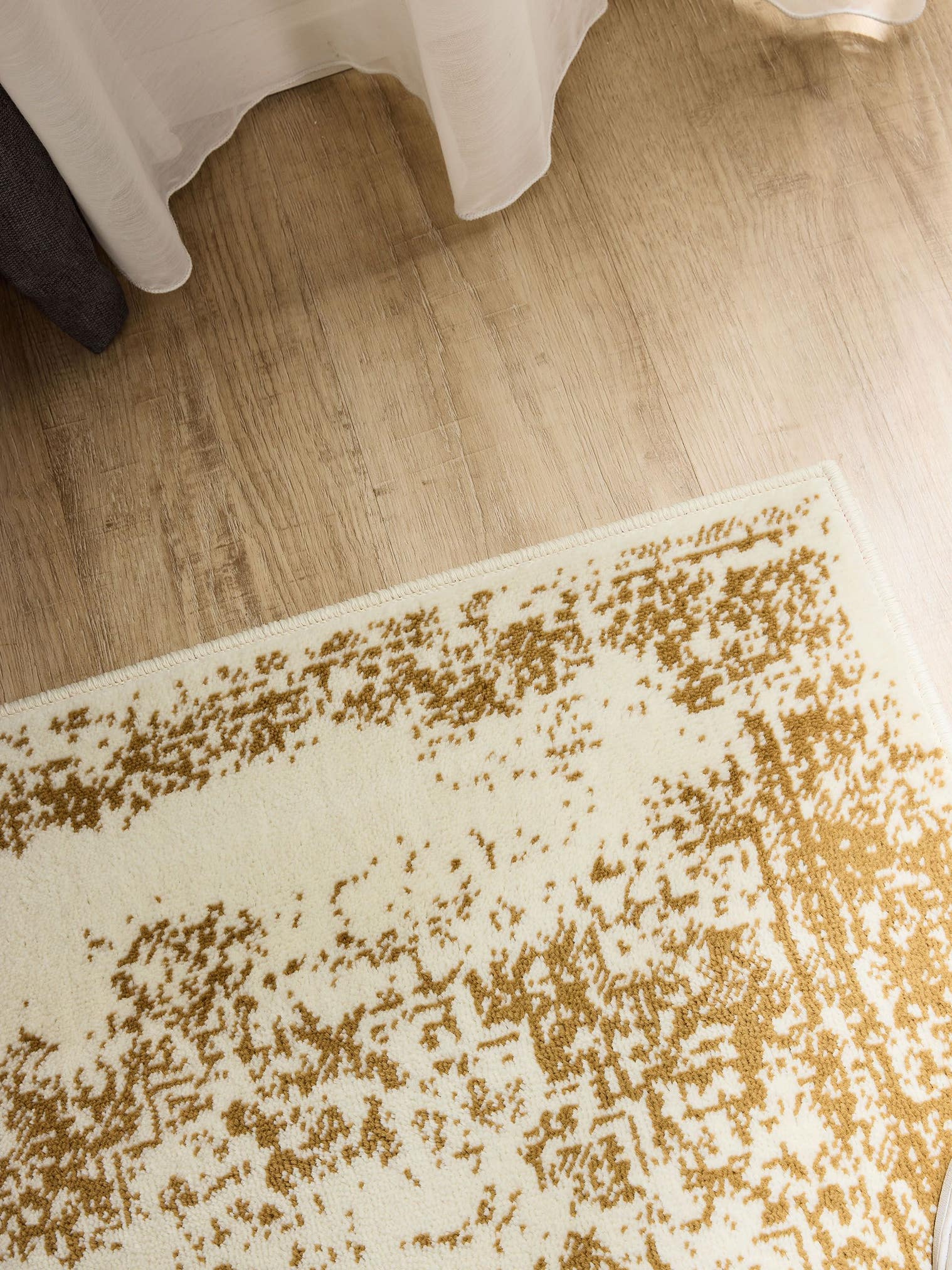 Teppich aus 100% Polypropylen in Beige mit 6 bis 10 mm hohem Flor von benuta Basic