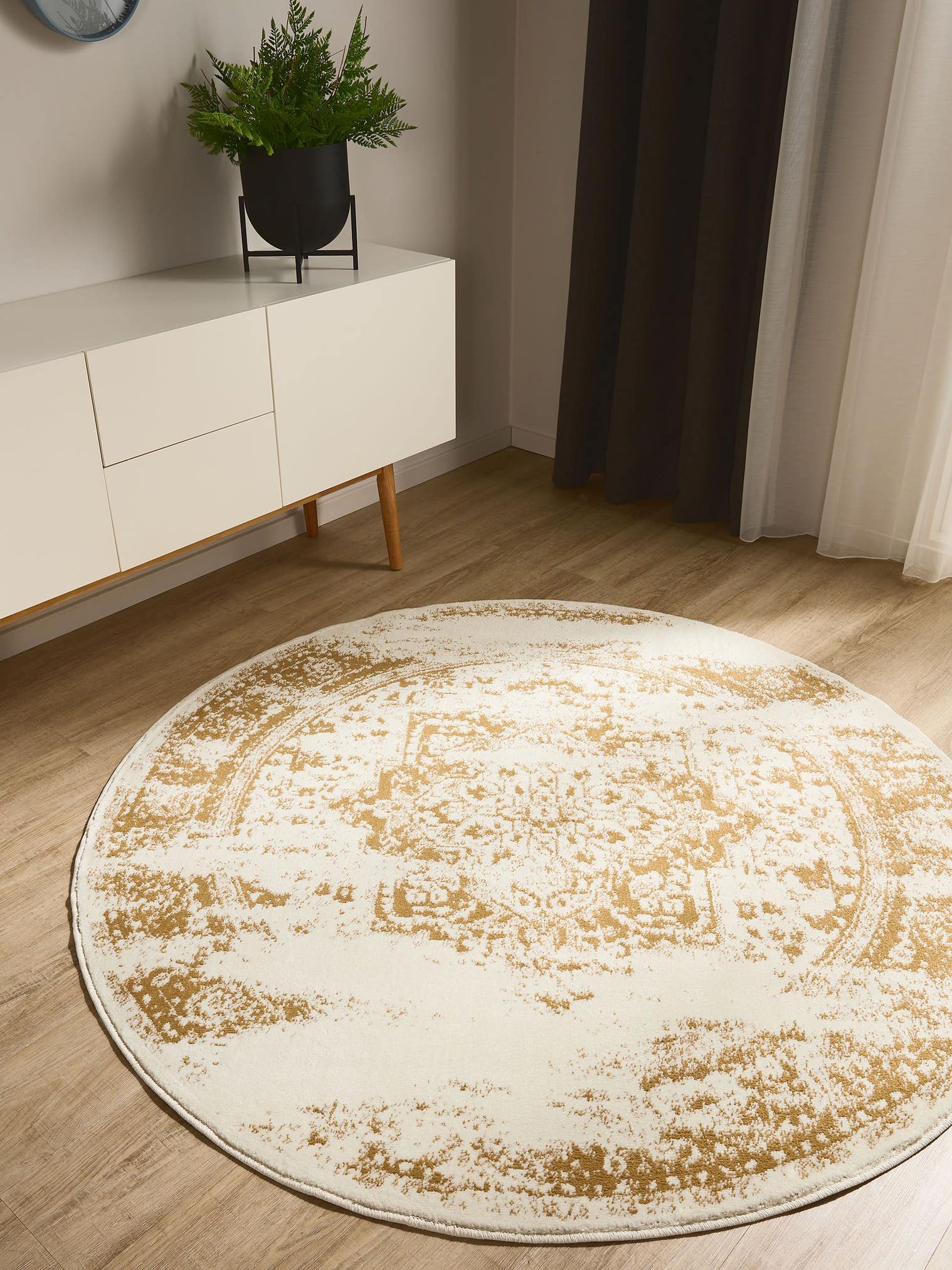 Teppich aus 100% Polypropylen in Beige mit 6 bis 10 mm hohem Flor von benuta Basic