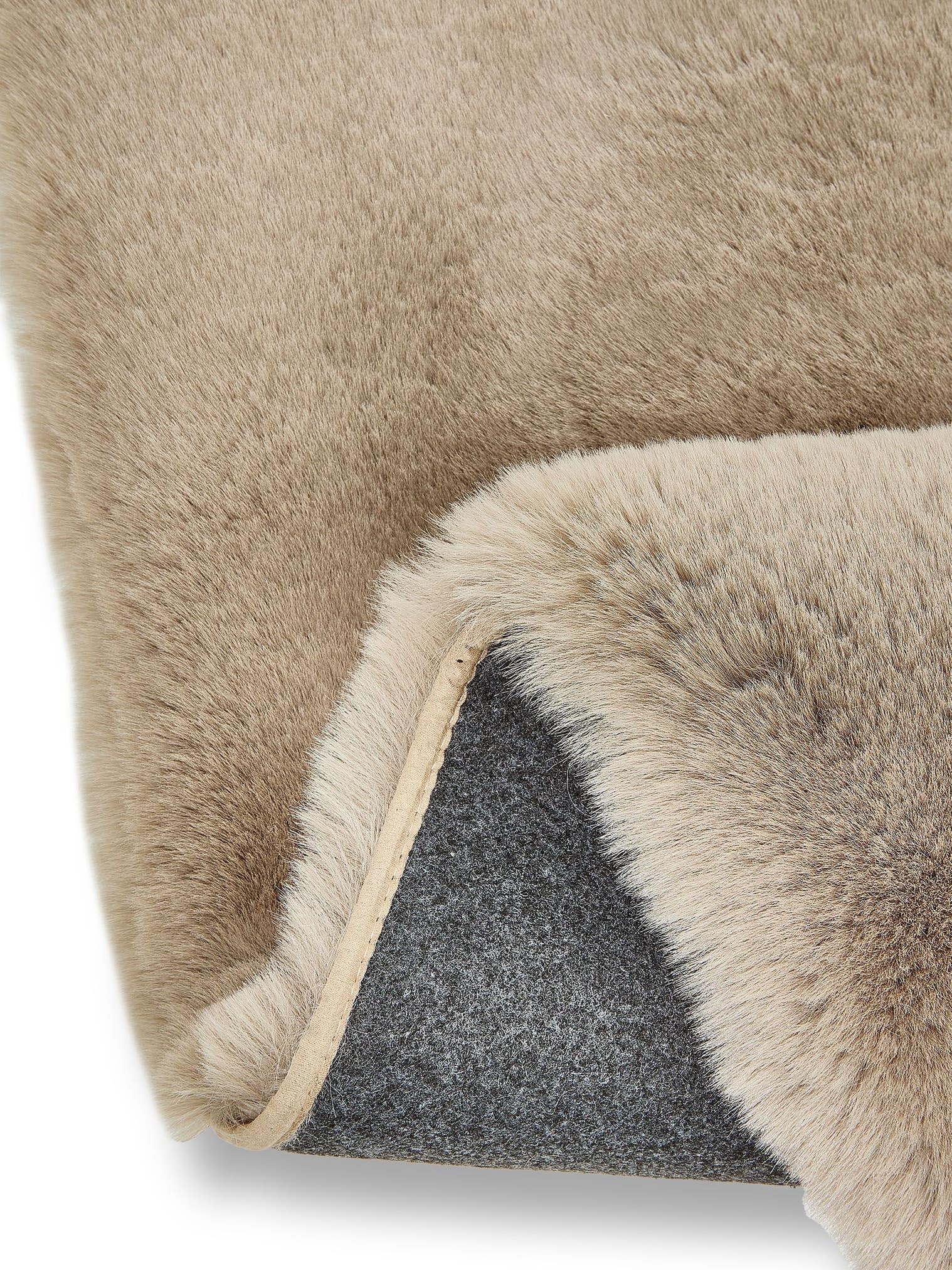 Teppich aus 100% Polyester in Taupe mit 41 bis 50 mm hohem Flor von benuta Finest