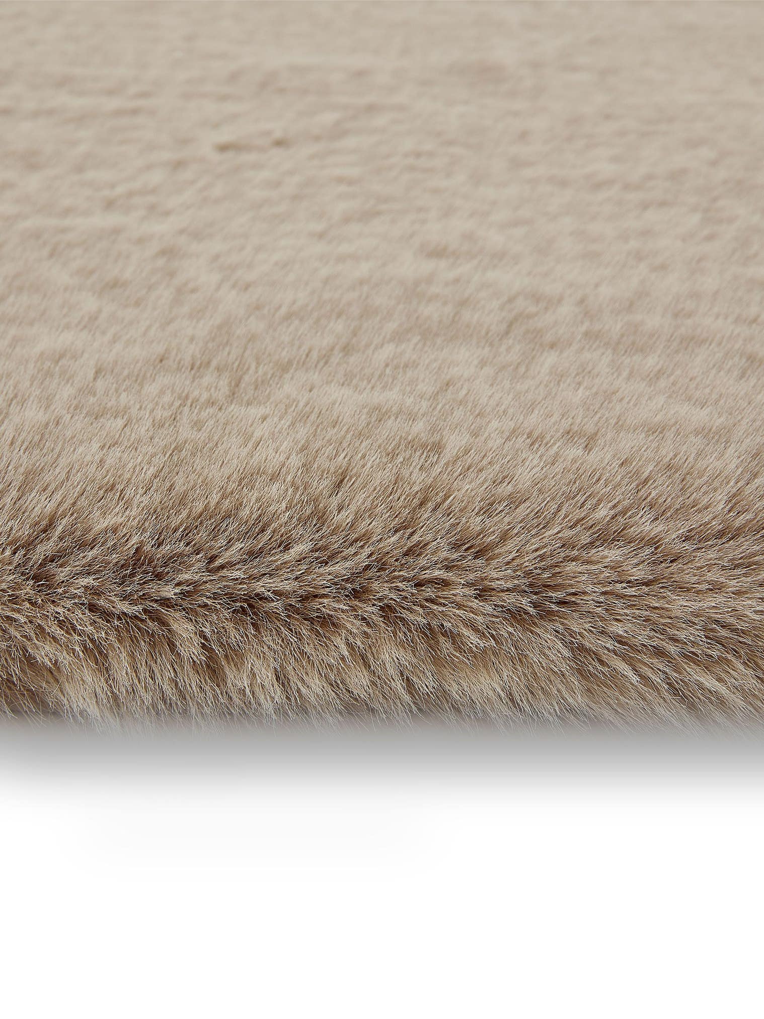 Teppich aus 100% Polyester in Taupe mit 41 bis 50 mm hohem Flor von benuta Finest