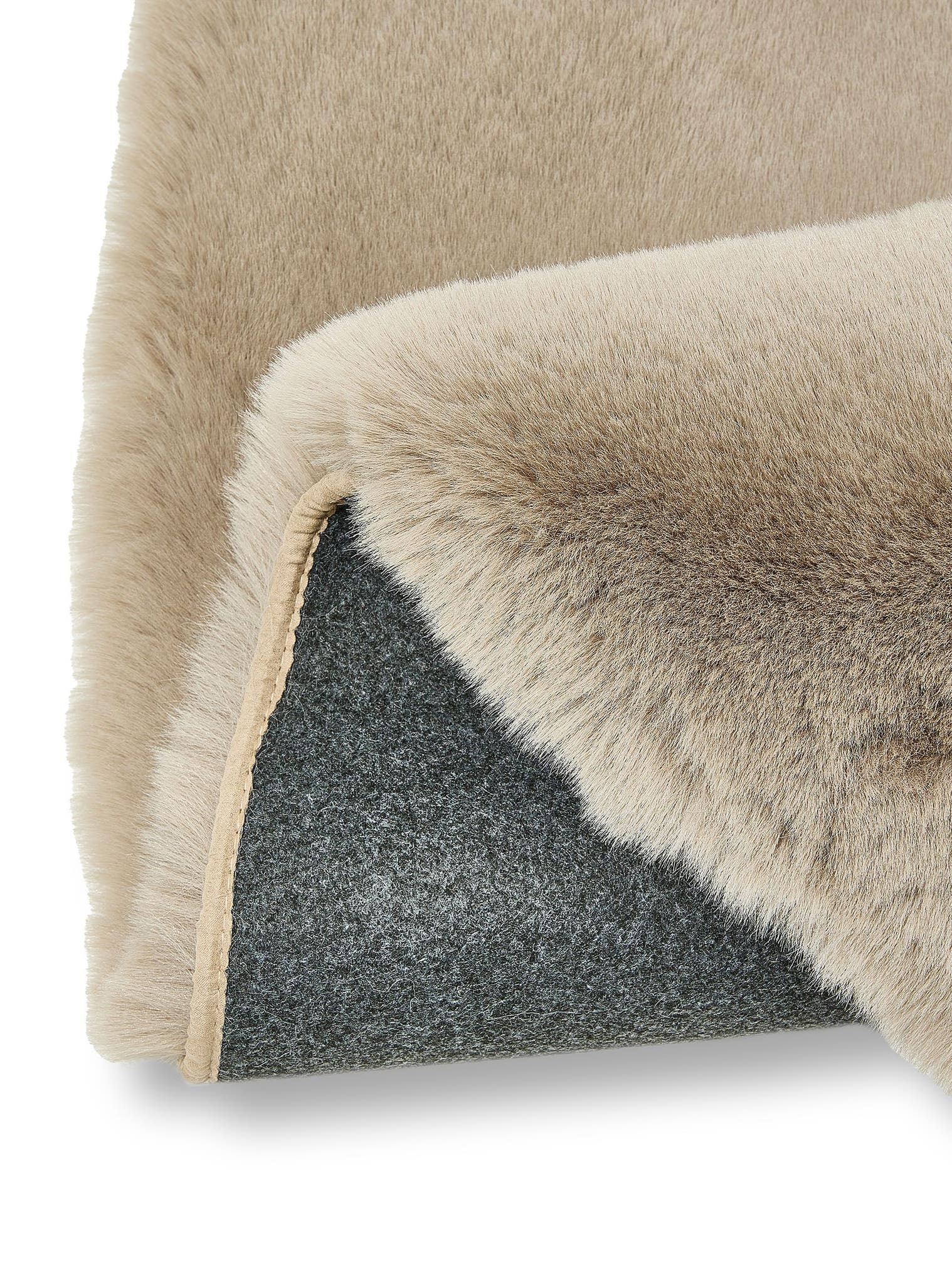 Teppich aus 100% Polyester in Taupe mit 41 bis 50 mm hohem Flor von benuta Finest