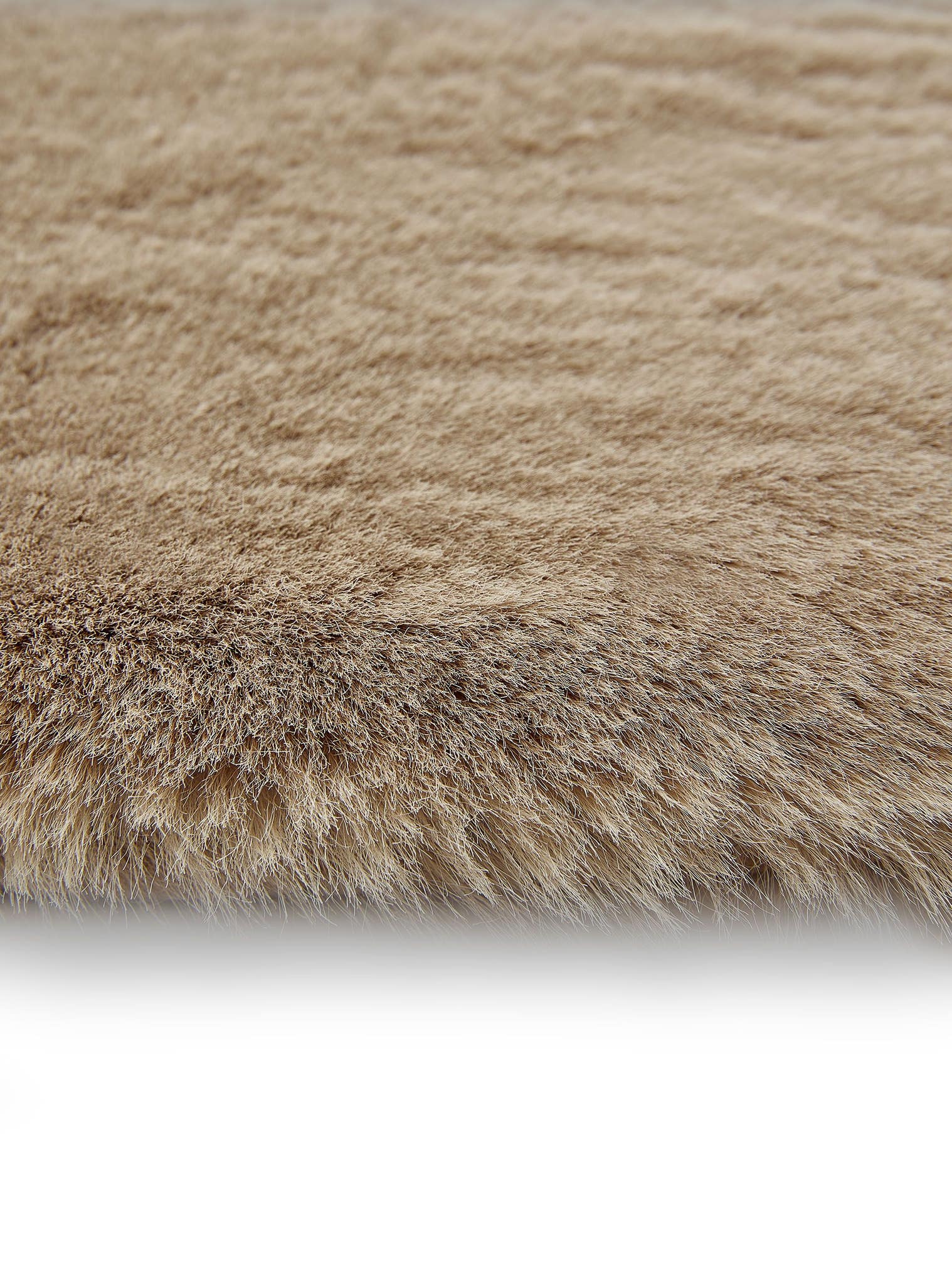 Teppich aus 100% Polyester in Taupe mit 41 bis 50 mm hohem Flor von benuta Finest