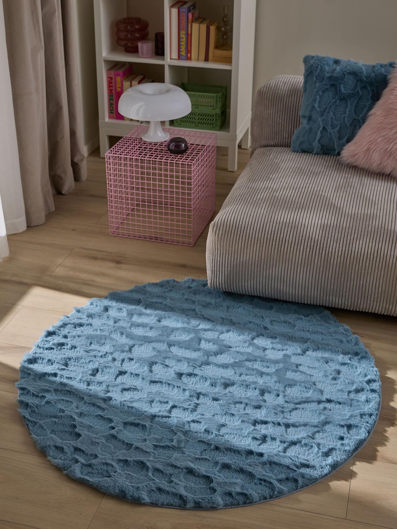 Tapijt van 100% Polyester in Blauw met een 21 - 30 mm hoge pool van benuta Pop
