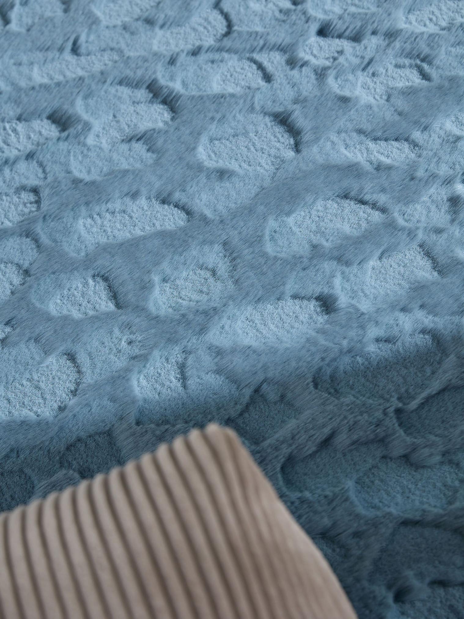 Tapijt van 100% Polyester in Blauw met een 21 - 30 mm hoge pool van benuta Pop