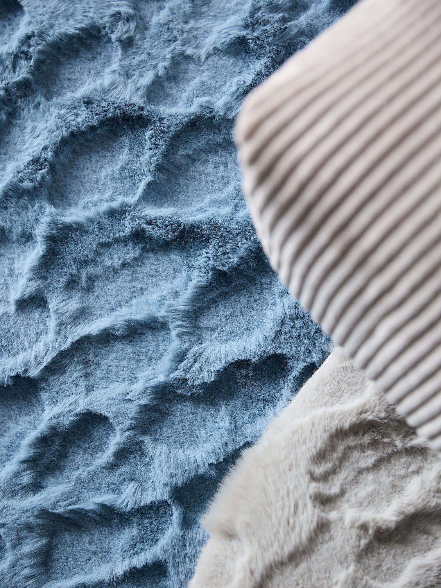 Tapijt van 100% Polyester in Blauw met een 21 - 30 mm hoge pool van benuta Pop