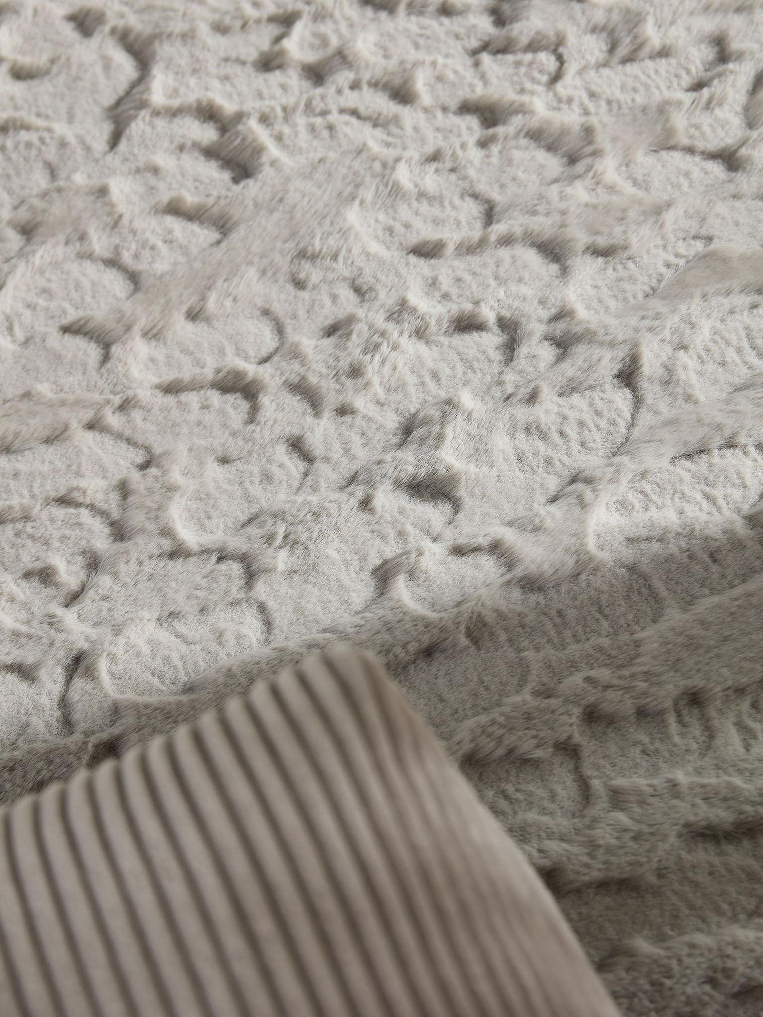 Teppich aus 100% Polyester in Grå mit 21 - 30 mm hohem Flor von benuta Pop