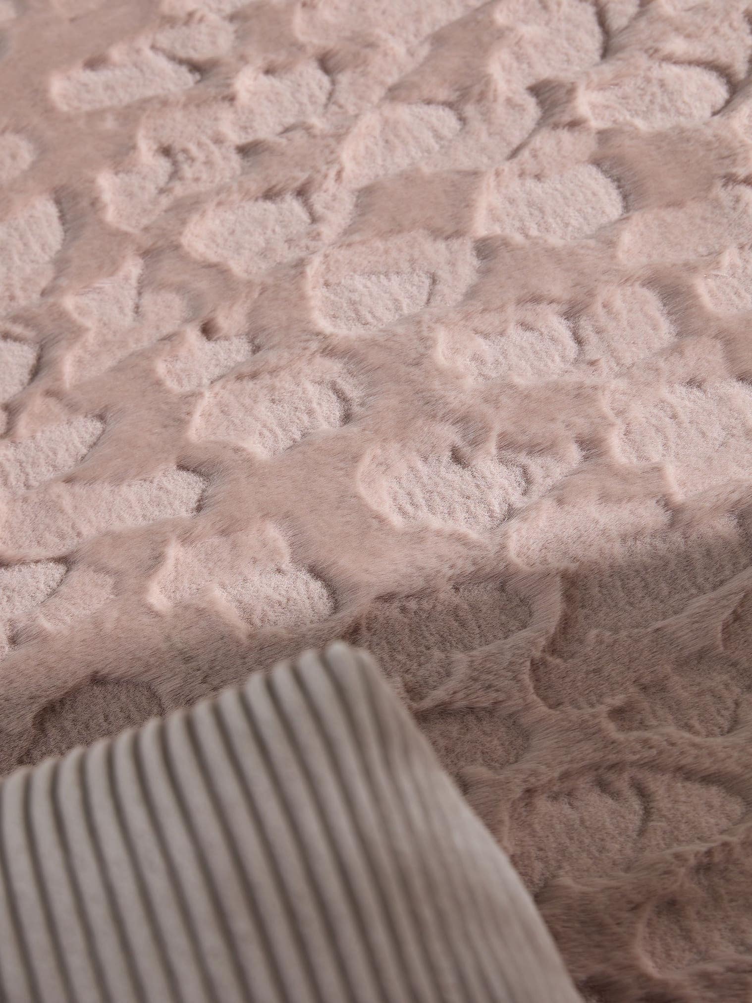 Rug made of 100% Polyester in Pink with a 21 - 30 mm high pile by benuta Pop