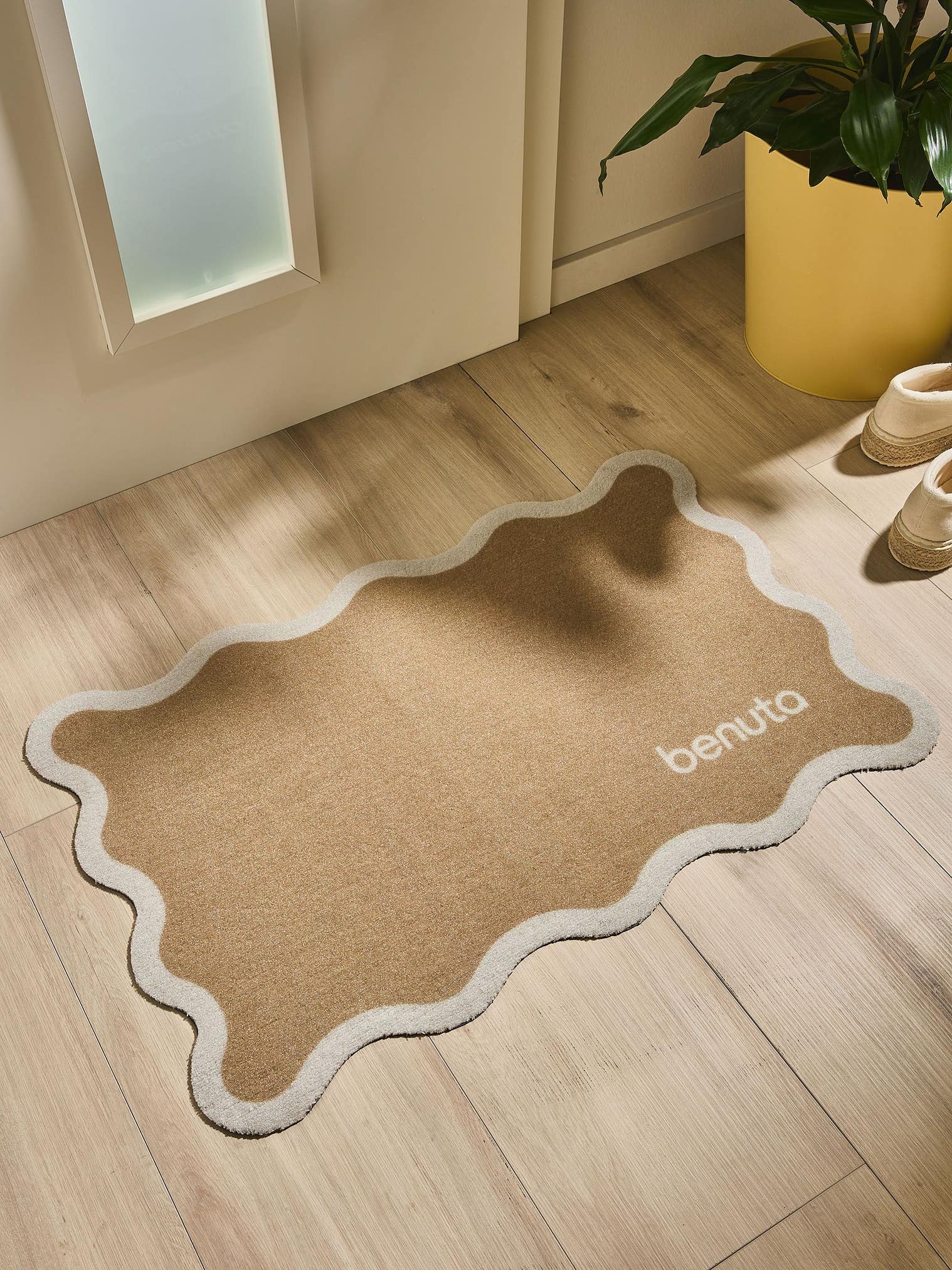 Teppich aus 100% Polyester in Brun mit 1- 5 mm hohem Flor von benuta