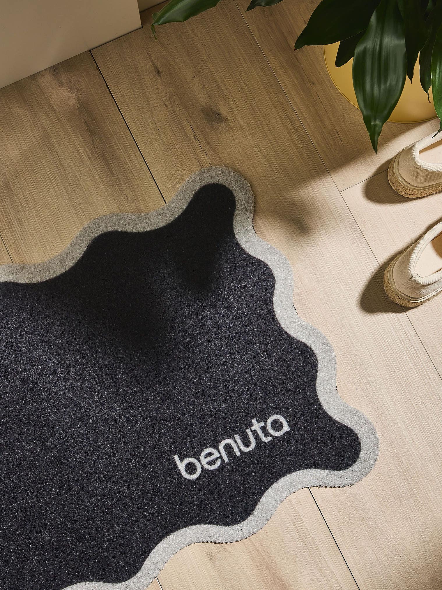 Teppich aus 100% Polyester in Sort mit 1- 5 mm hohem Flor von benuta