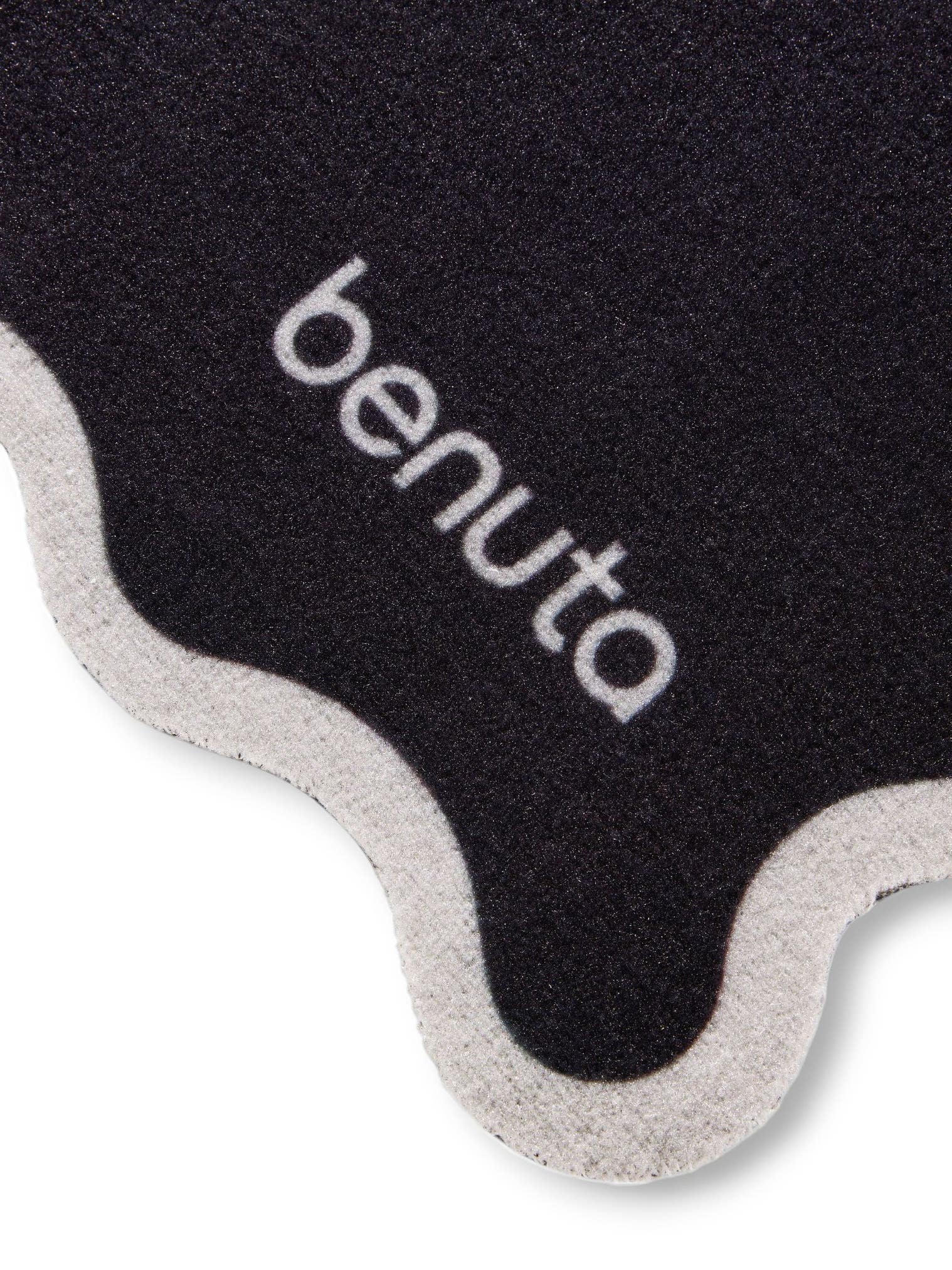 Teppich aus 100% Polyester in Sort mit 1- 5 mm hohem Flor von benuta