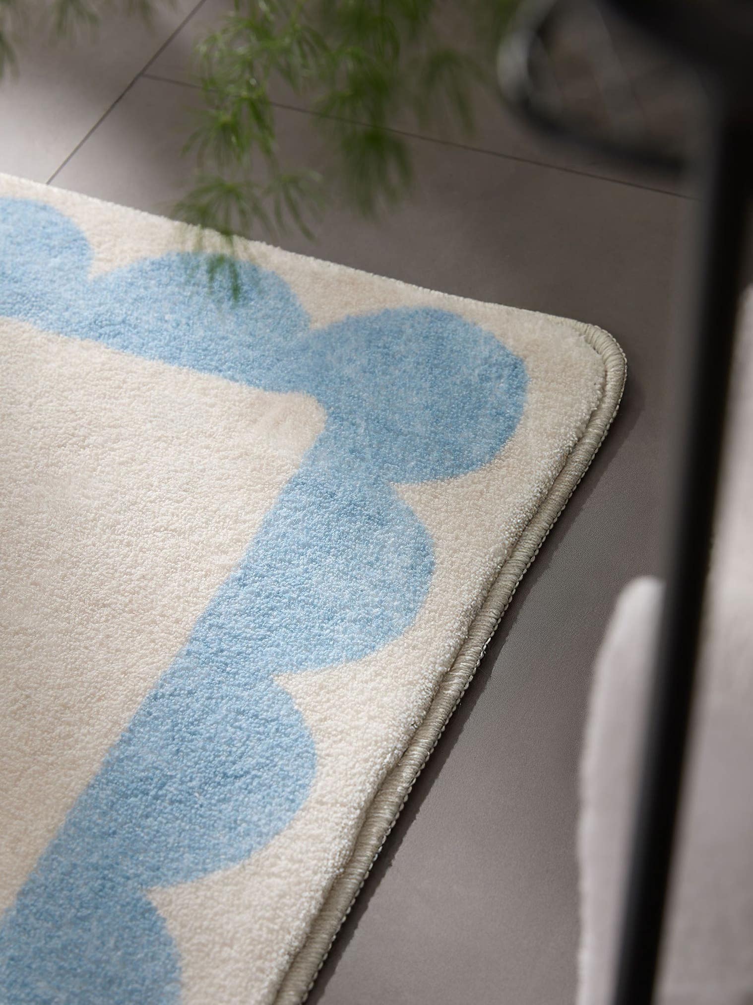 Teppich aus 100% Polyester in Blau mit 6 bis 10 mm hohem Flor von benuta Pop