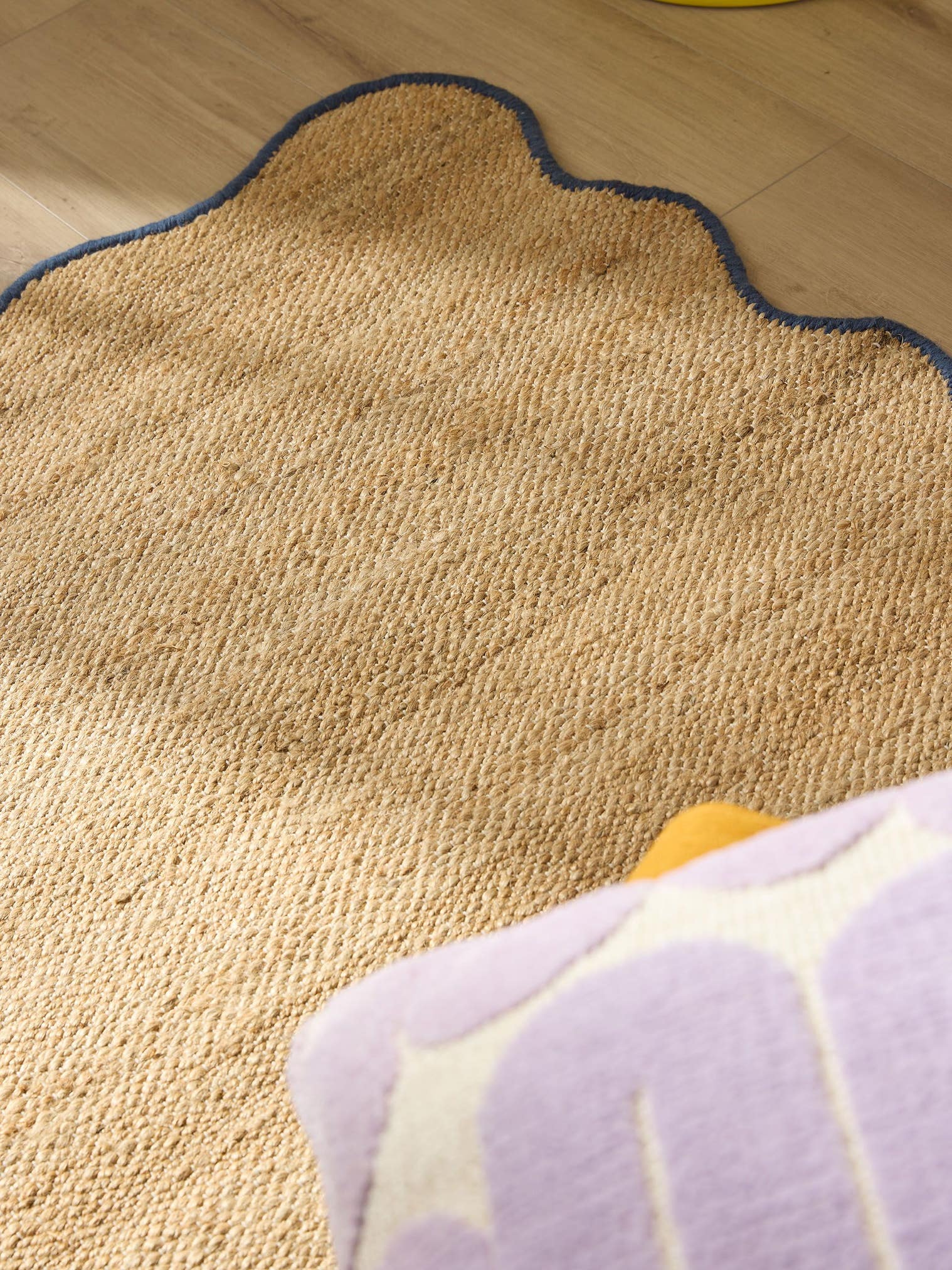 Matta av 91% Jute, 4% Bomull, 3% Ull, 2% Polyester i Blå med 1- 5 mm hög lugg från benuta Pop