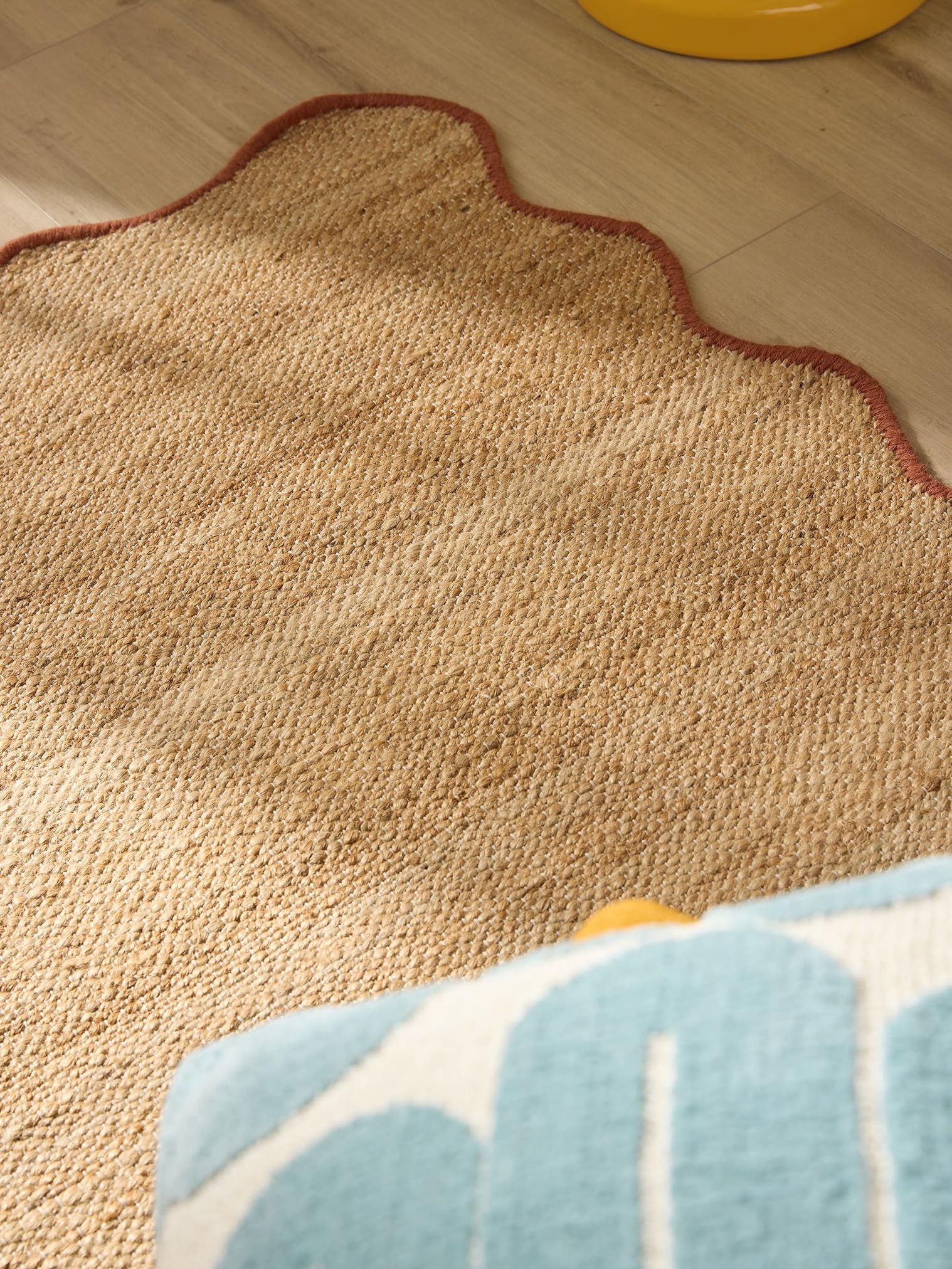 Teppich aus 91% Jute, 4% Baumwolle, 3% Wolle, 2% Polyester in Braun mit bis 5 mm hohem Flor von benuta Pop