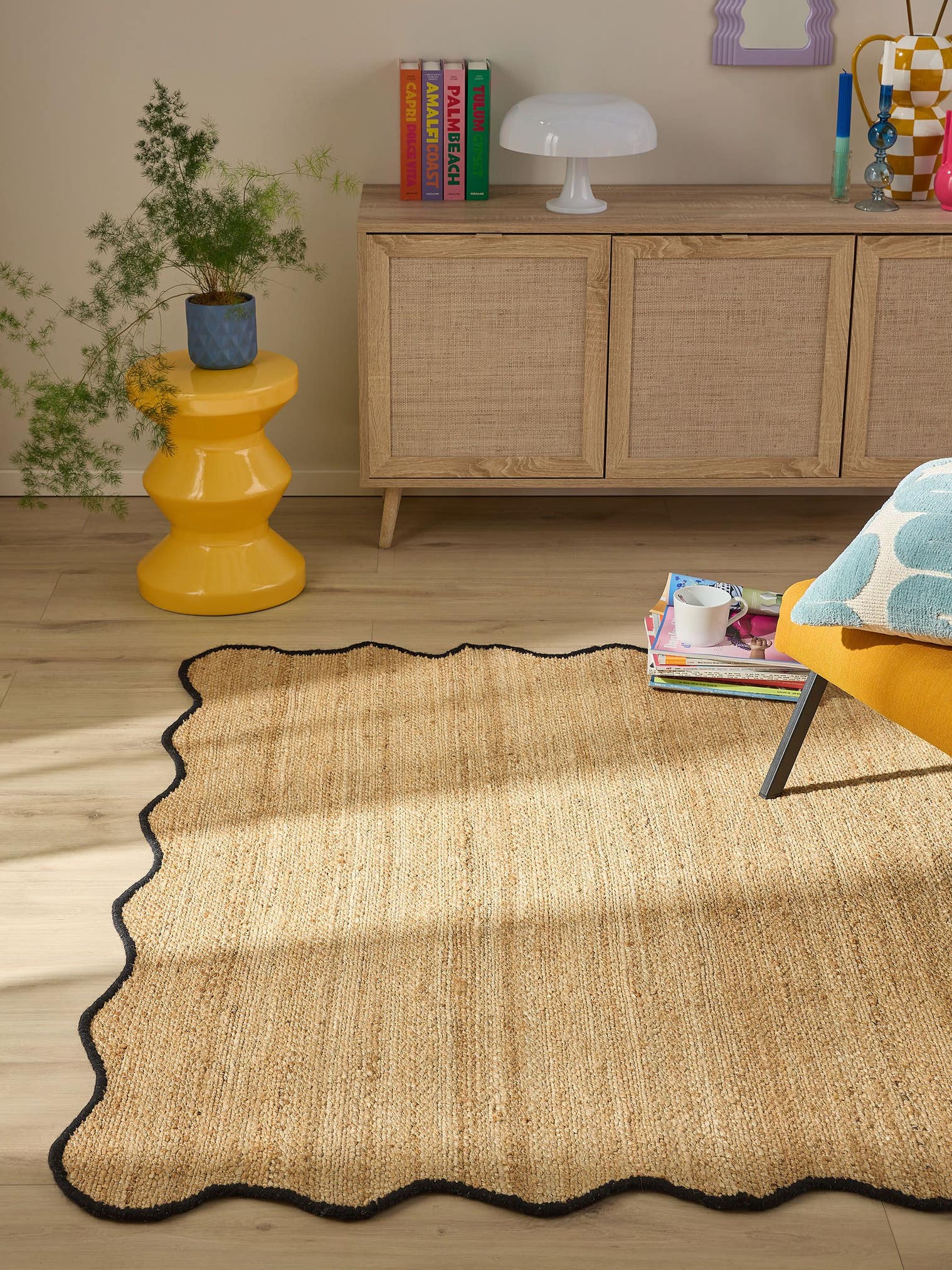 Teppich aus 91% Jute, 4% Baumwolle, 3% Wolle, 2% Polyester in Schwarz mit bis 5 mm hohem Flor von benuta Pop
