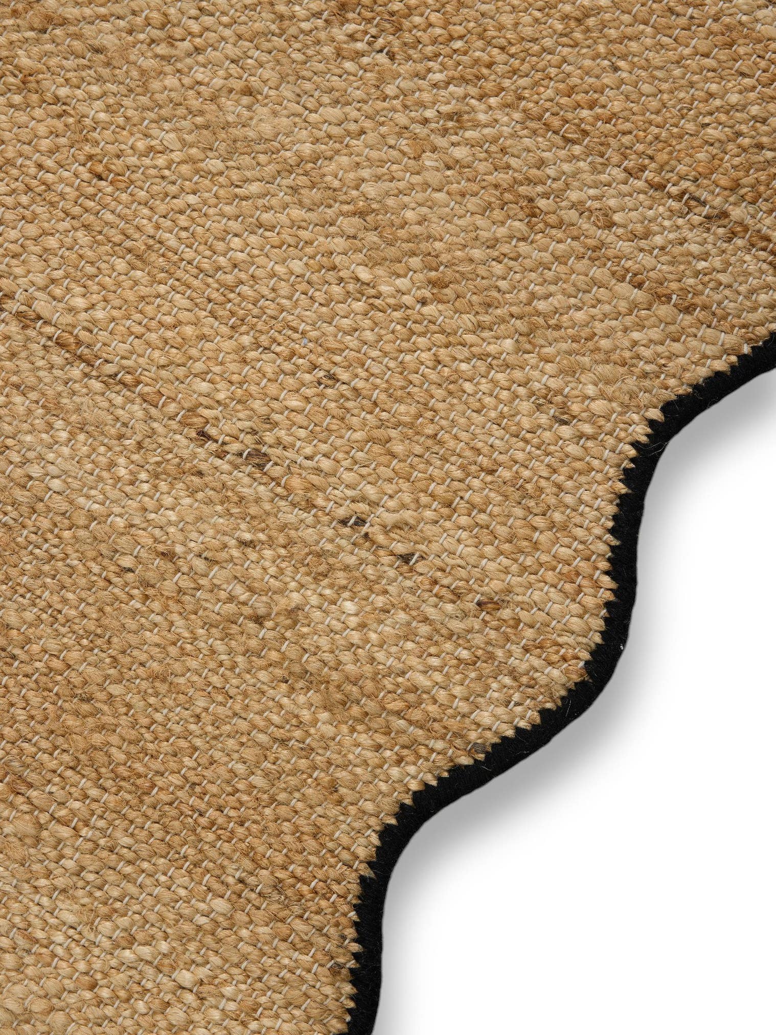 Teppich aus 91% Jute, 4% Baumwolle, 3% Wolle, 2% Polyester in Schwarz mit bis 5 mm hohem Flor von benuta Pop