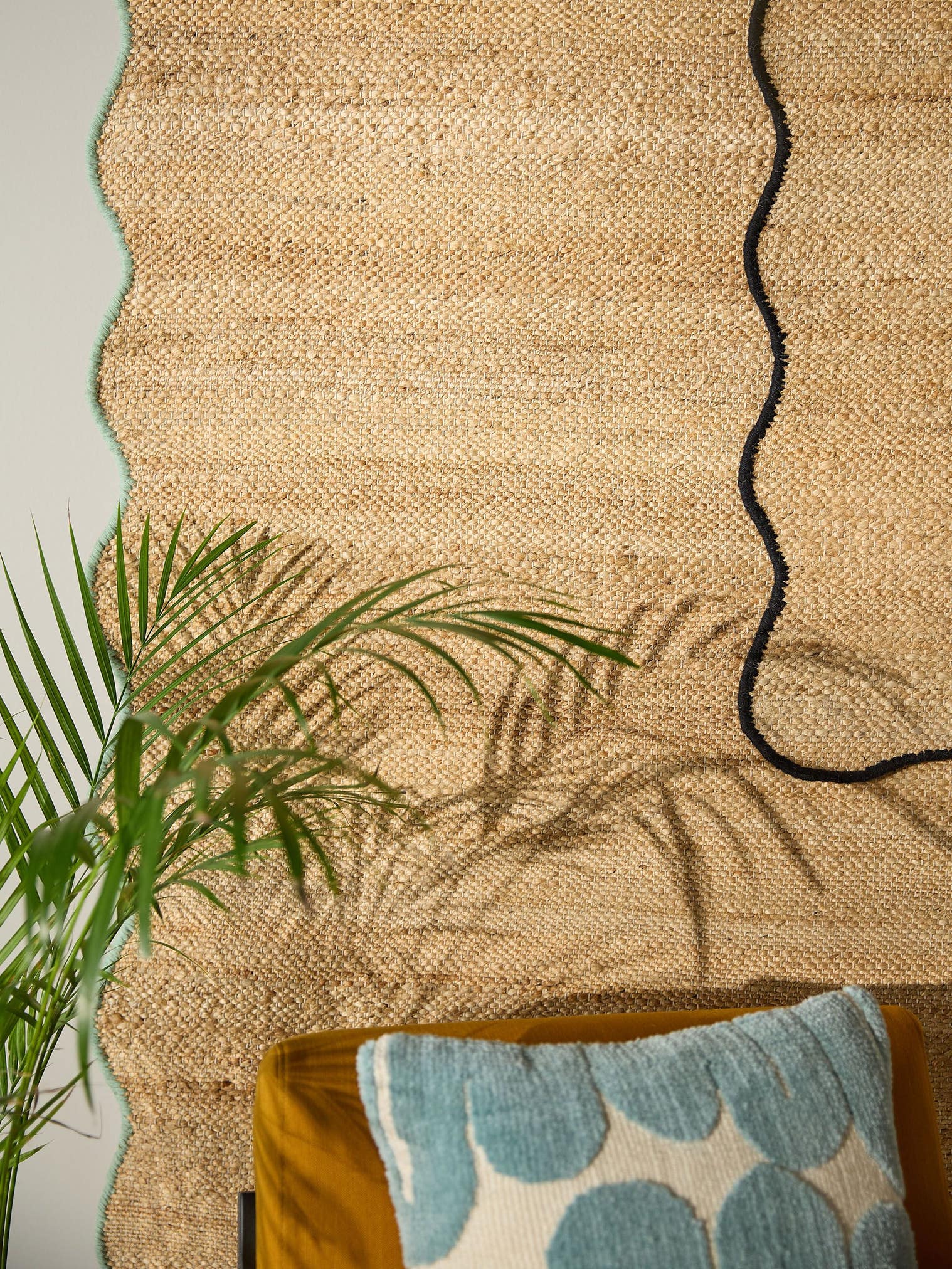 Tæppe af 91% Jute, 4% Bomuld, 3% Uld, 2% Polyester i Sort med 1- 5 mm høj luv fra benuta Pop