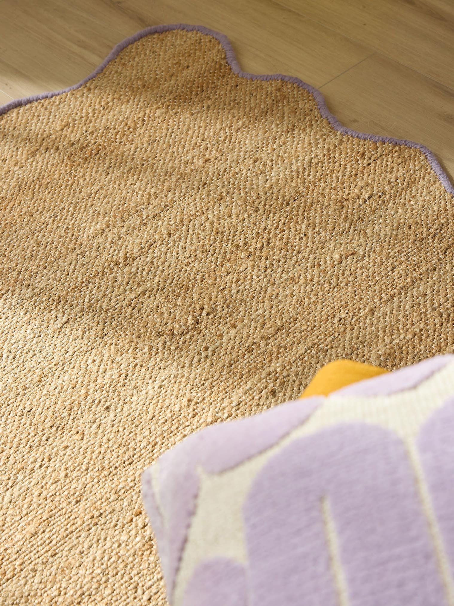 Teppich aus 91% Jute, 4% Baumwolle, 3% Wolle, 2% Polyester in Lila mit bis 5 mm hohem Flor von benuta Pop