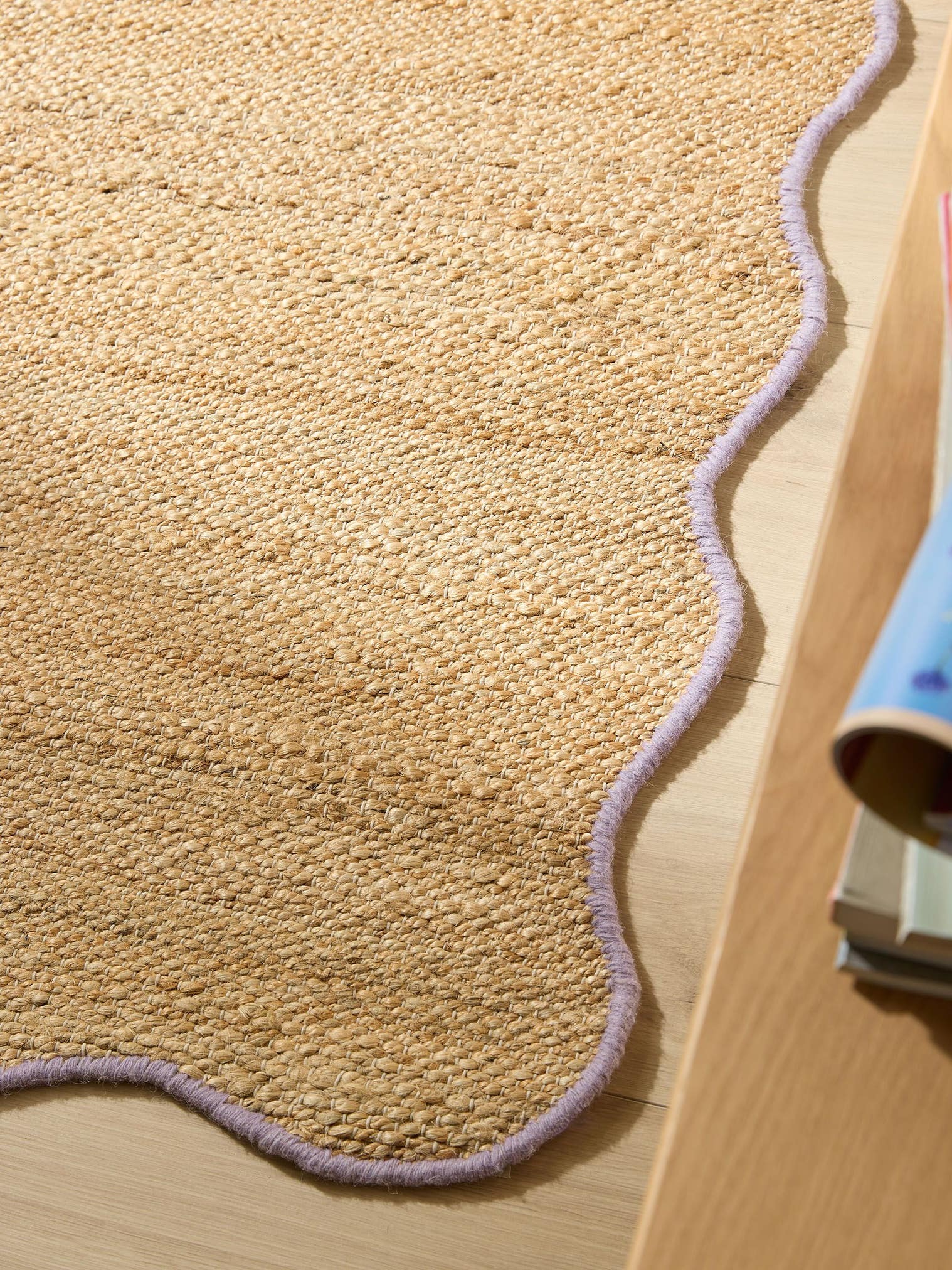 Tæppe af 91% Jute, 4% Bomuld, 3% Uld, 2% Polyester i Lilla med 1- 5 mm høj luv fra benuta Pop