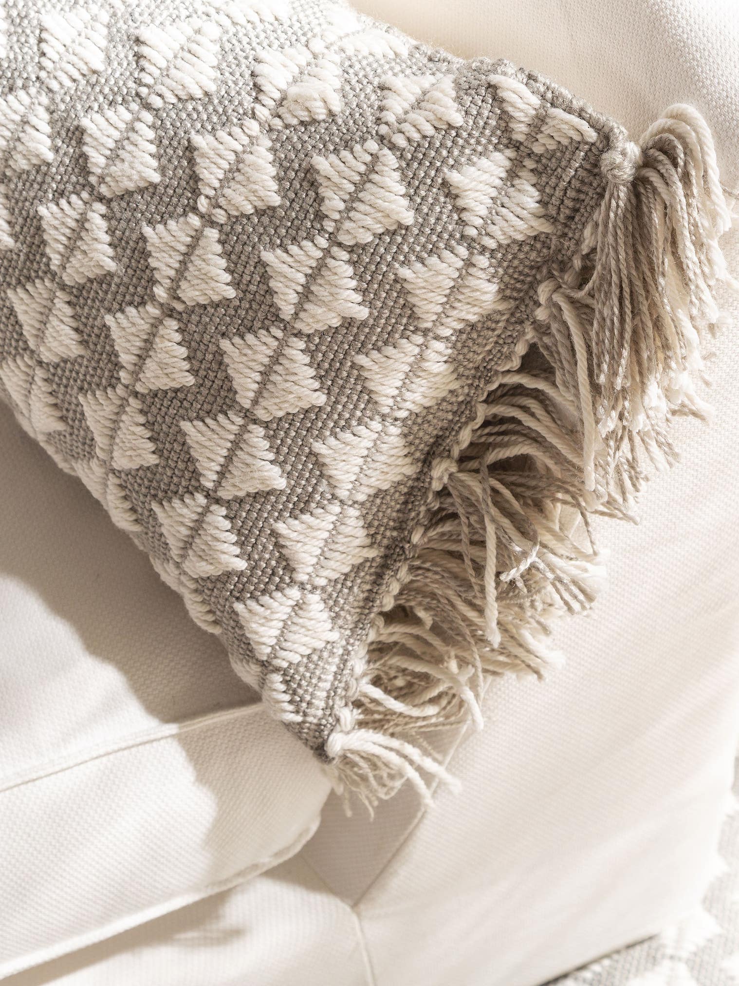 Indendørs og udendørs puder Morty Grå i Geometrisk-design lavet af 100% Polyester fra benuta Pure