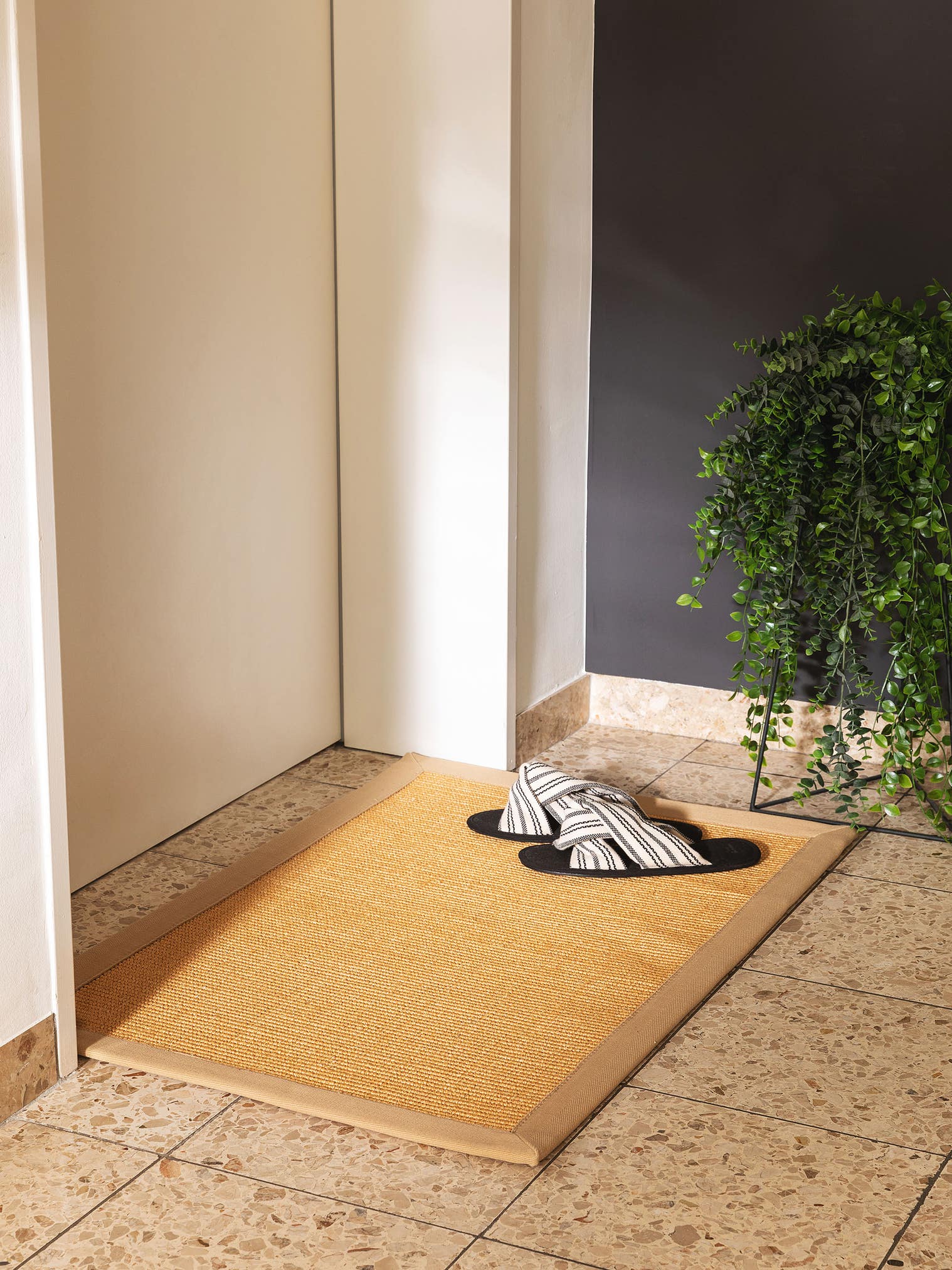Tappeto di 100% Sisal in Beige con pelo alto 1- 5 mm da benuta Nest