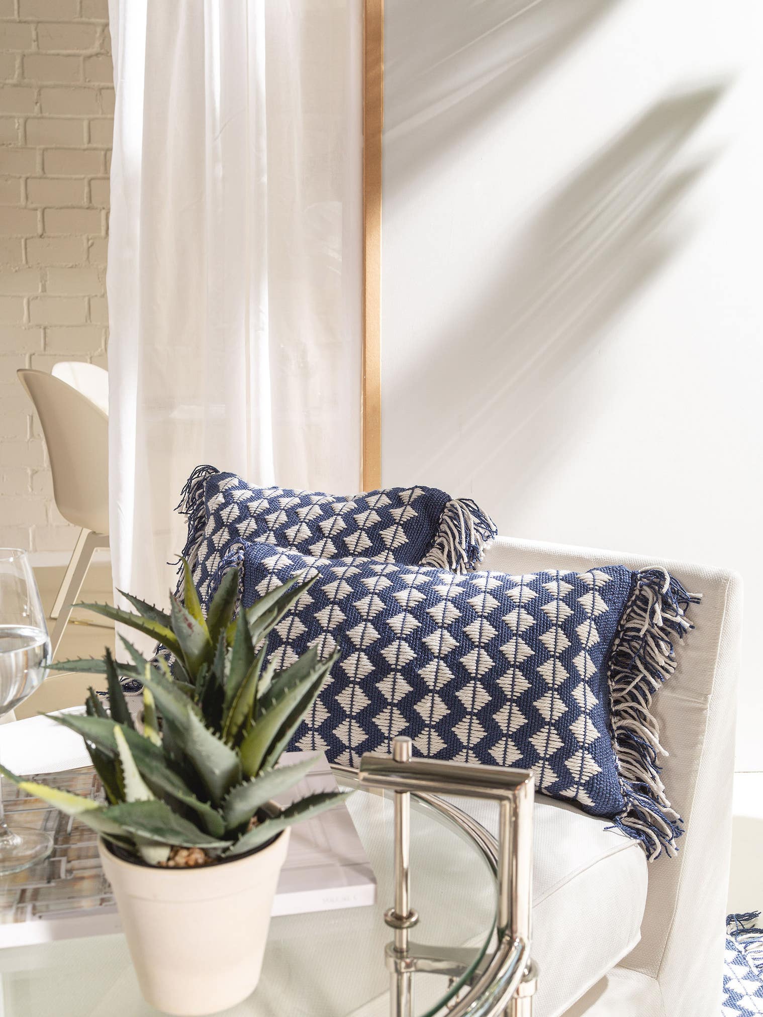 Coussin d'intérieur et d'extérieur Morty Bleu foncé en motif Géométrique en 100% Polyester de benuta Pure