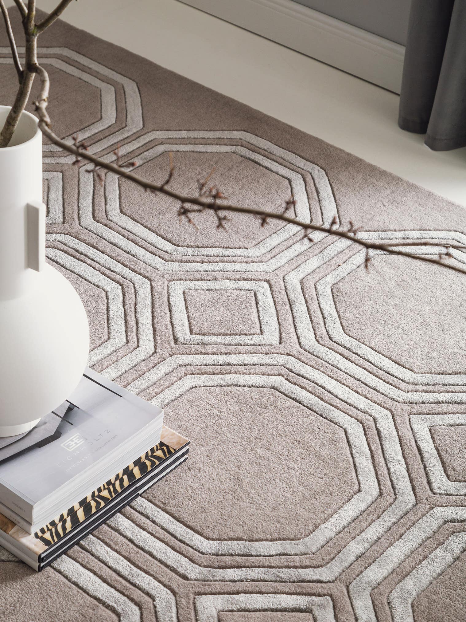 Teppich aus 70% Wolle, 30% Viskose in Grau mit 11 bis 20 mm hohem Flor von benuta Finest