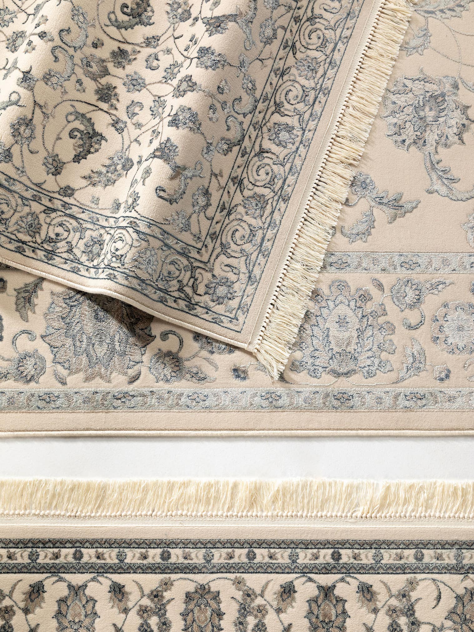 Teppich aus 55% Viskose/ 45% Polyester in Beige mit 6 bis 10 mm hohem Flor von benuta Nest