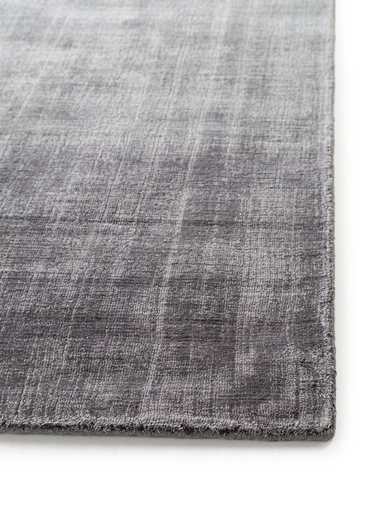 Teppich aus 100% Viskose in Grau mit 6 bis 10 mm hohem Flor von benuta Finest