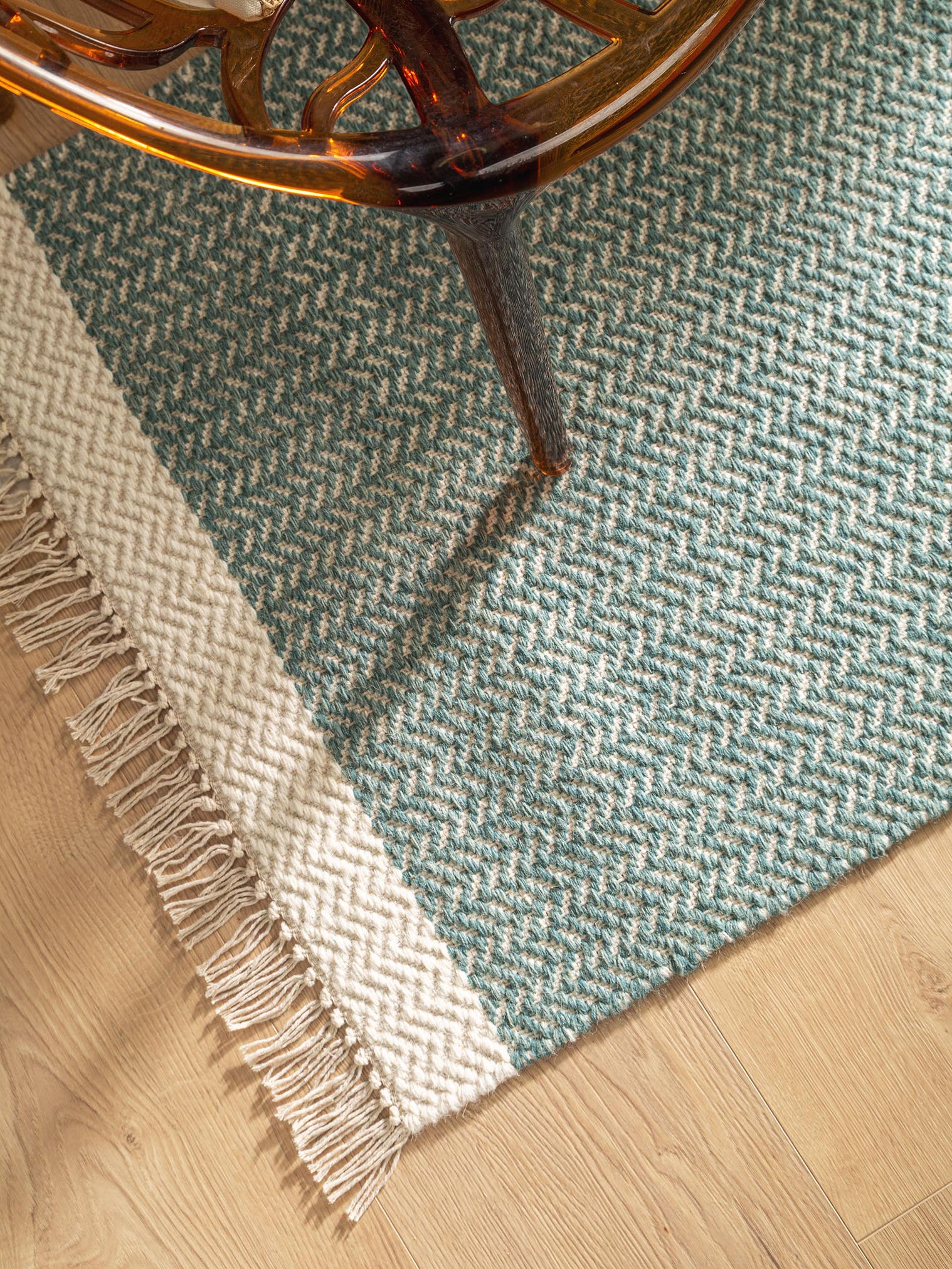 Teppich aus 60% Wolle, 40% Baumwolle in Grün mit bis 5 mm hohem Flor von benuta Pure